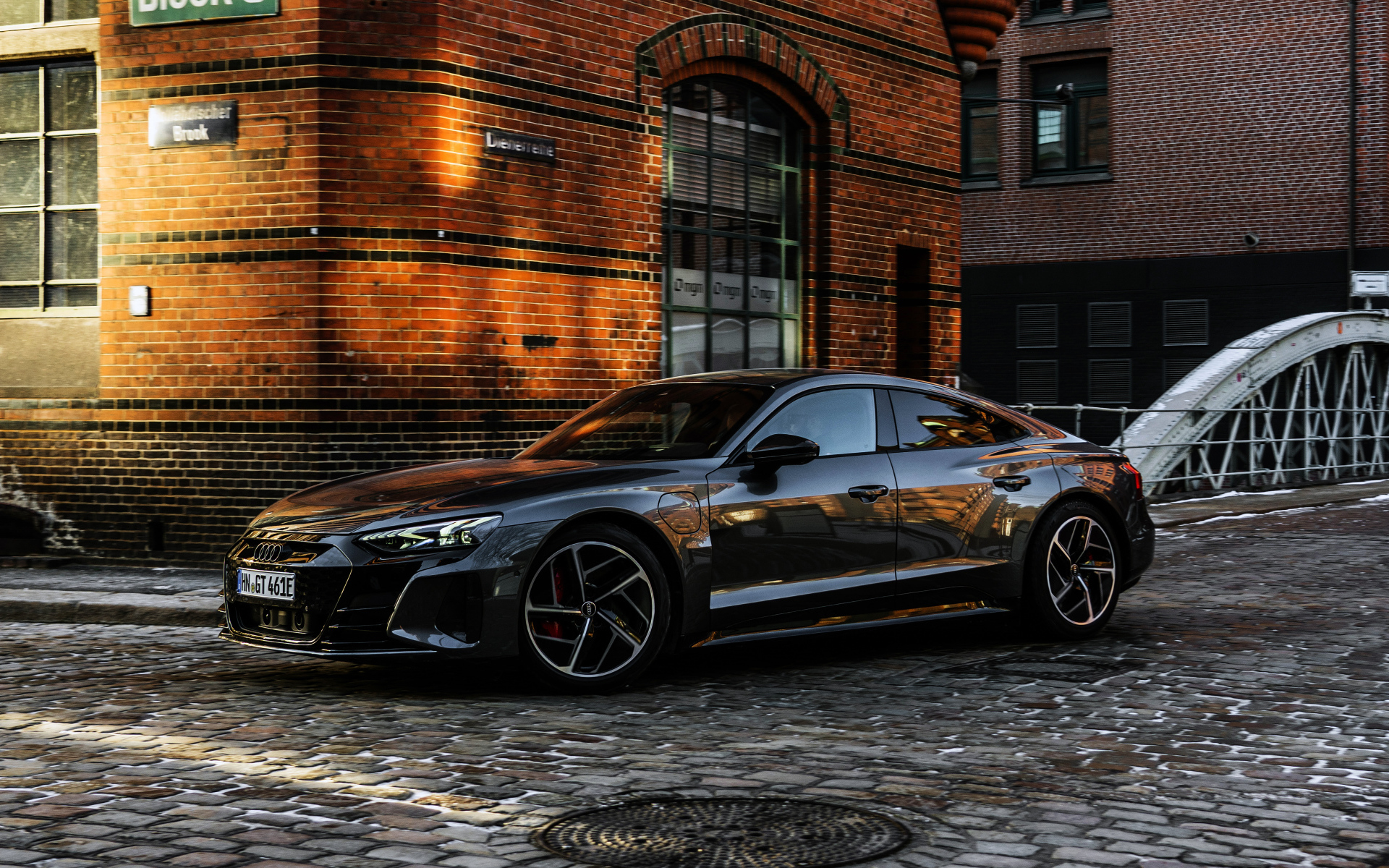 Черный автомобиль Audi RS E-Tron GT 2021 года у здания