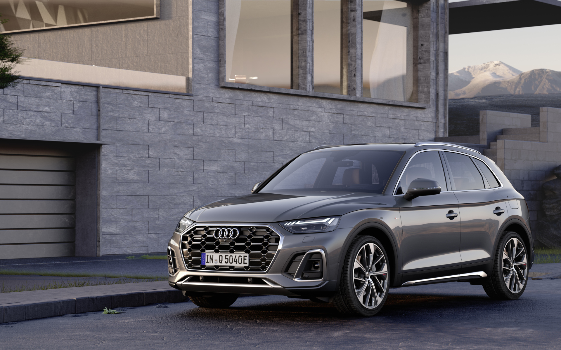 Автомобиль Audi Q5 55 TFSI E Quattro S Line у дома