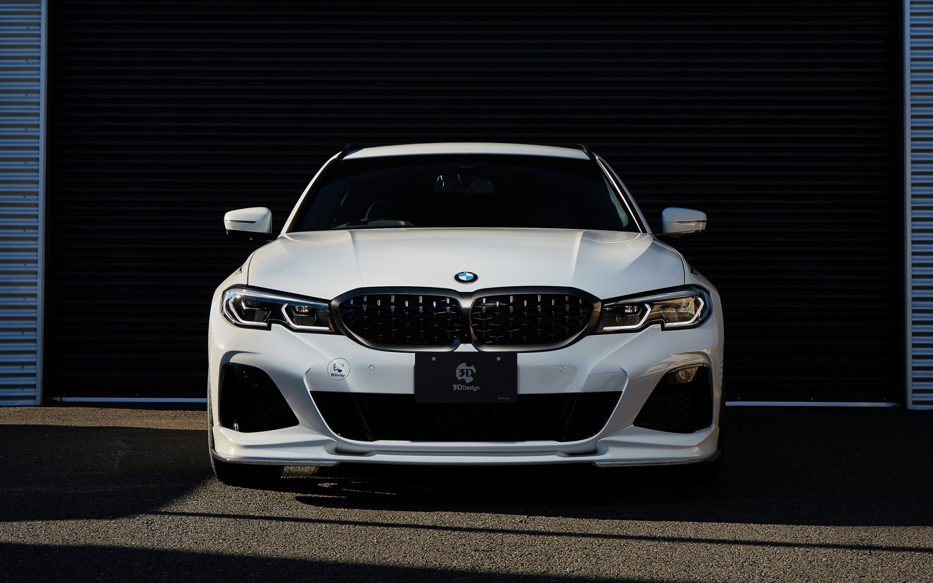 Белый автомобиль BMW M340i XDrive Touring 2021 года вид спереди