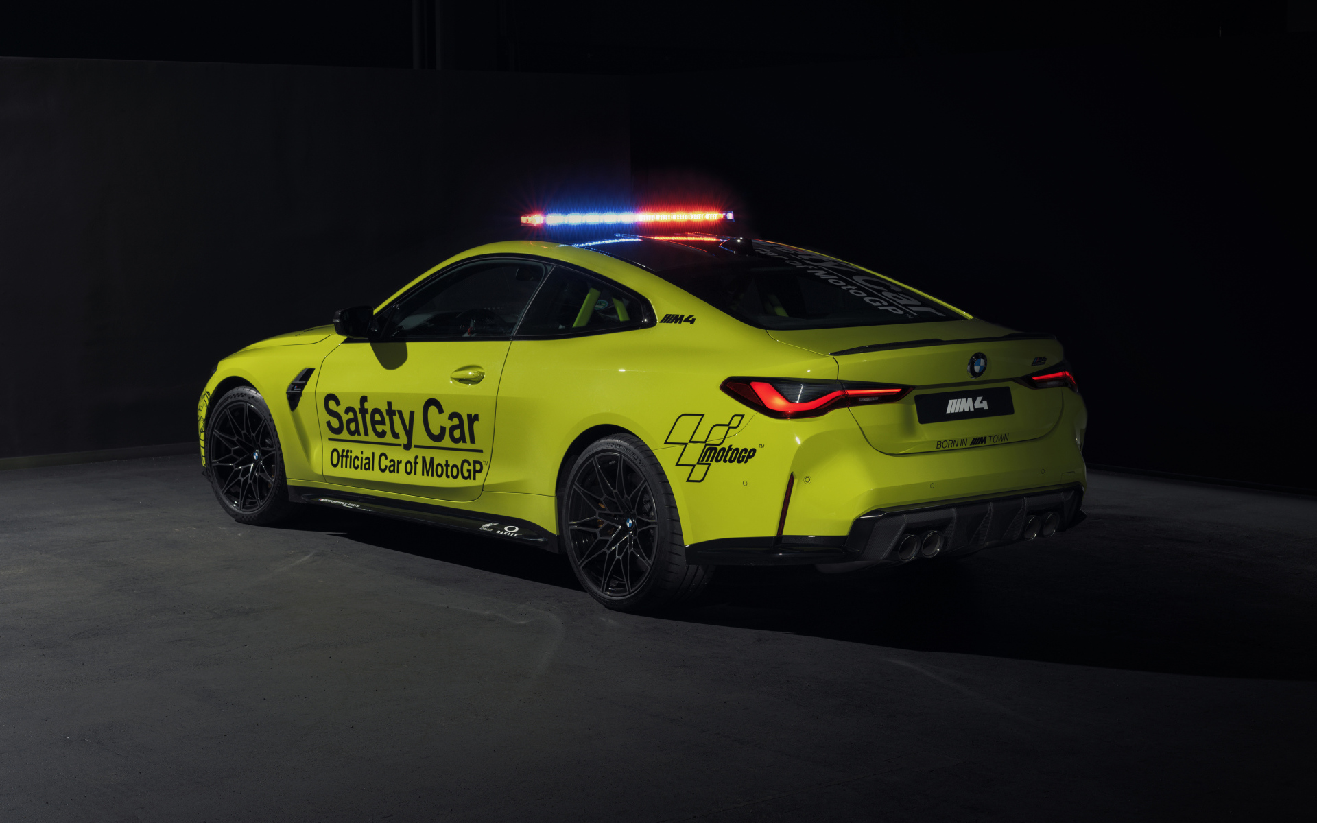 Автомобиль BMW M4 Competition MotoGP Safety Car 2021 года вид сзади