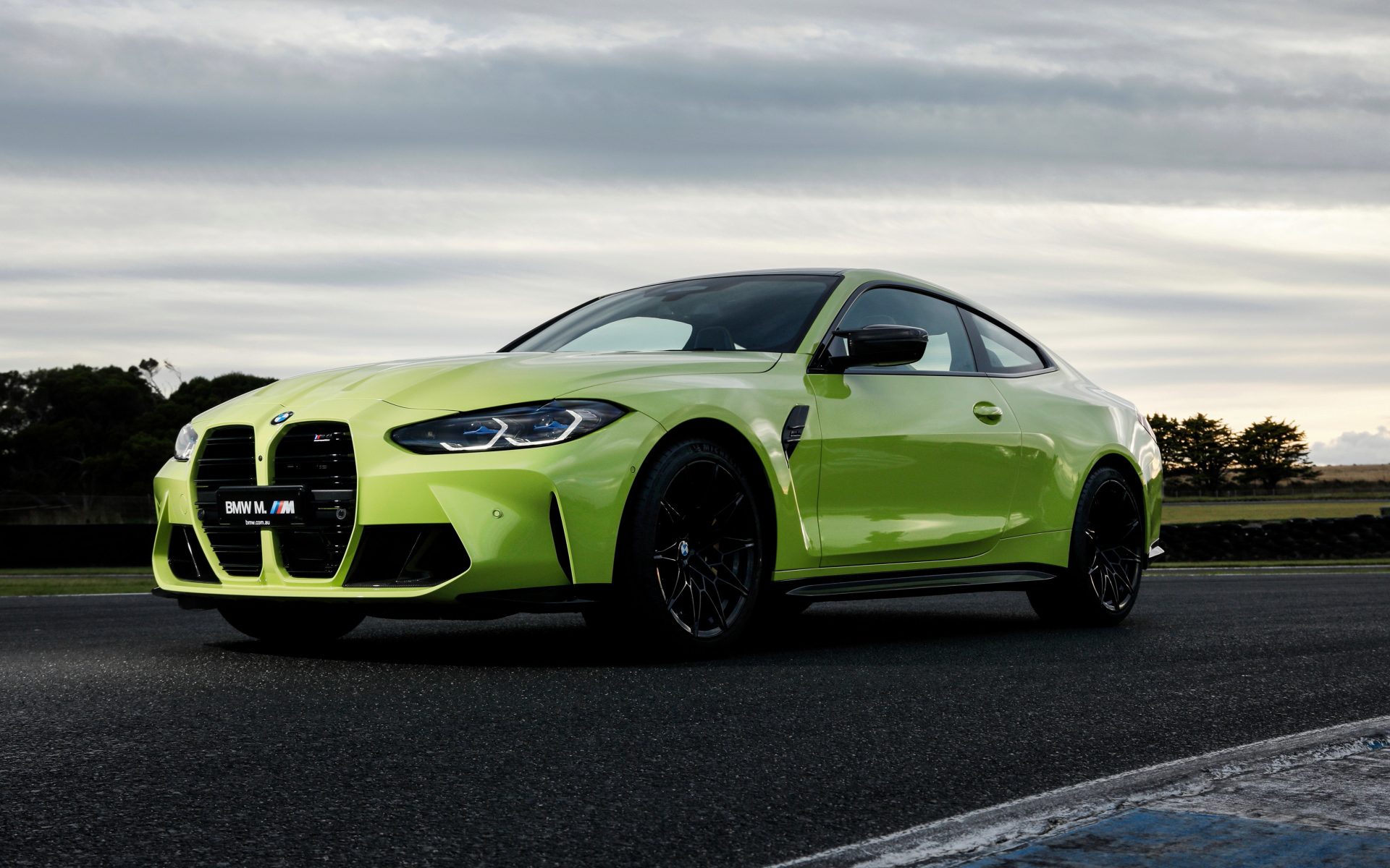 Автомобиль BMW M4 Competition 2021 года вид спереди