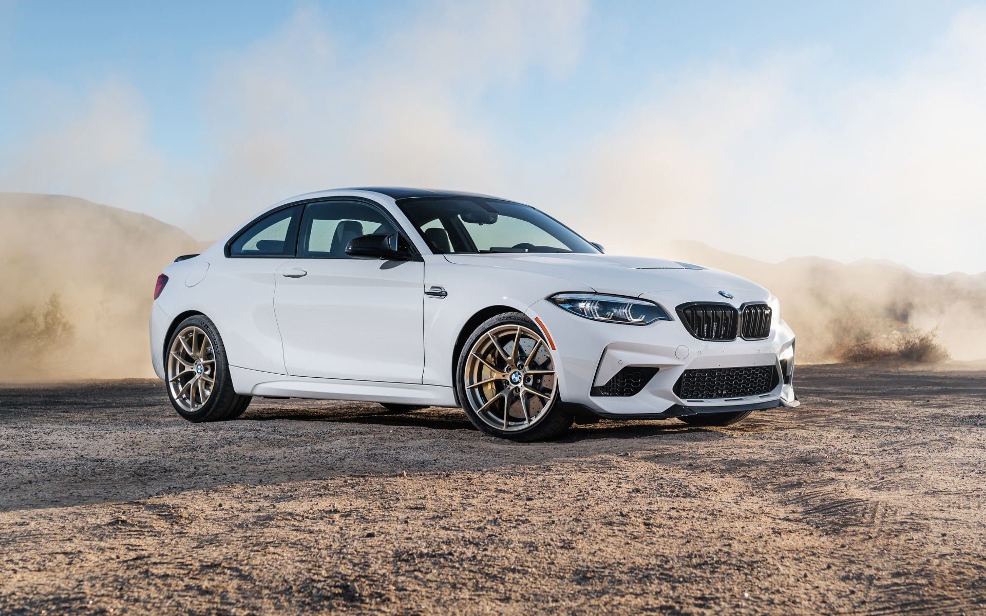 Белый автомобиль BMW M2 CS, 2021 года в пыли