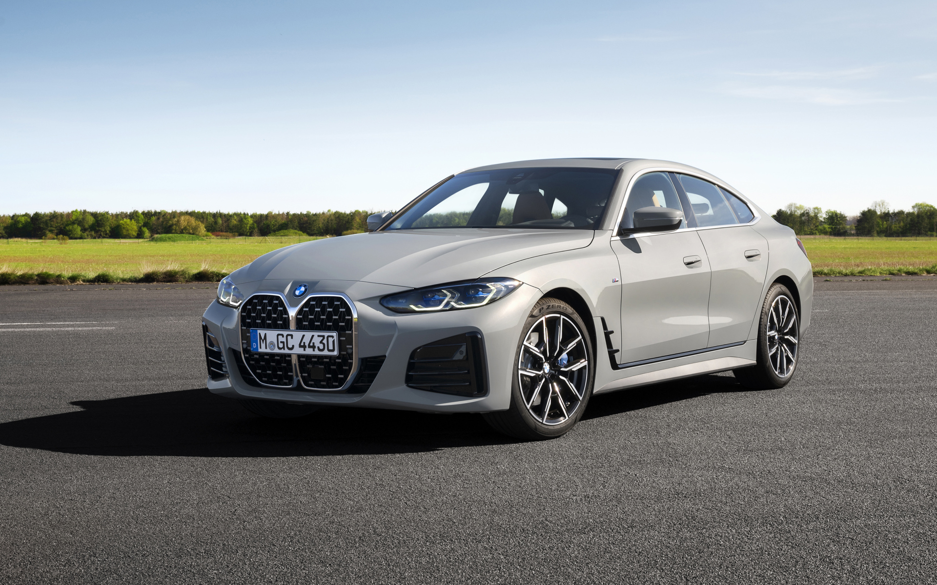 Серебристый автомобиль BMW 430i Gran Coupé M Sport 2021 года