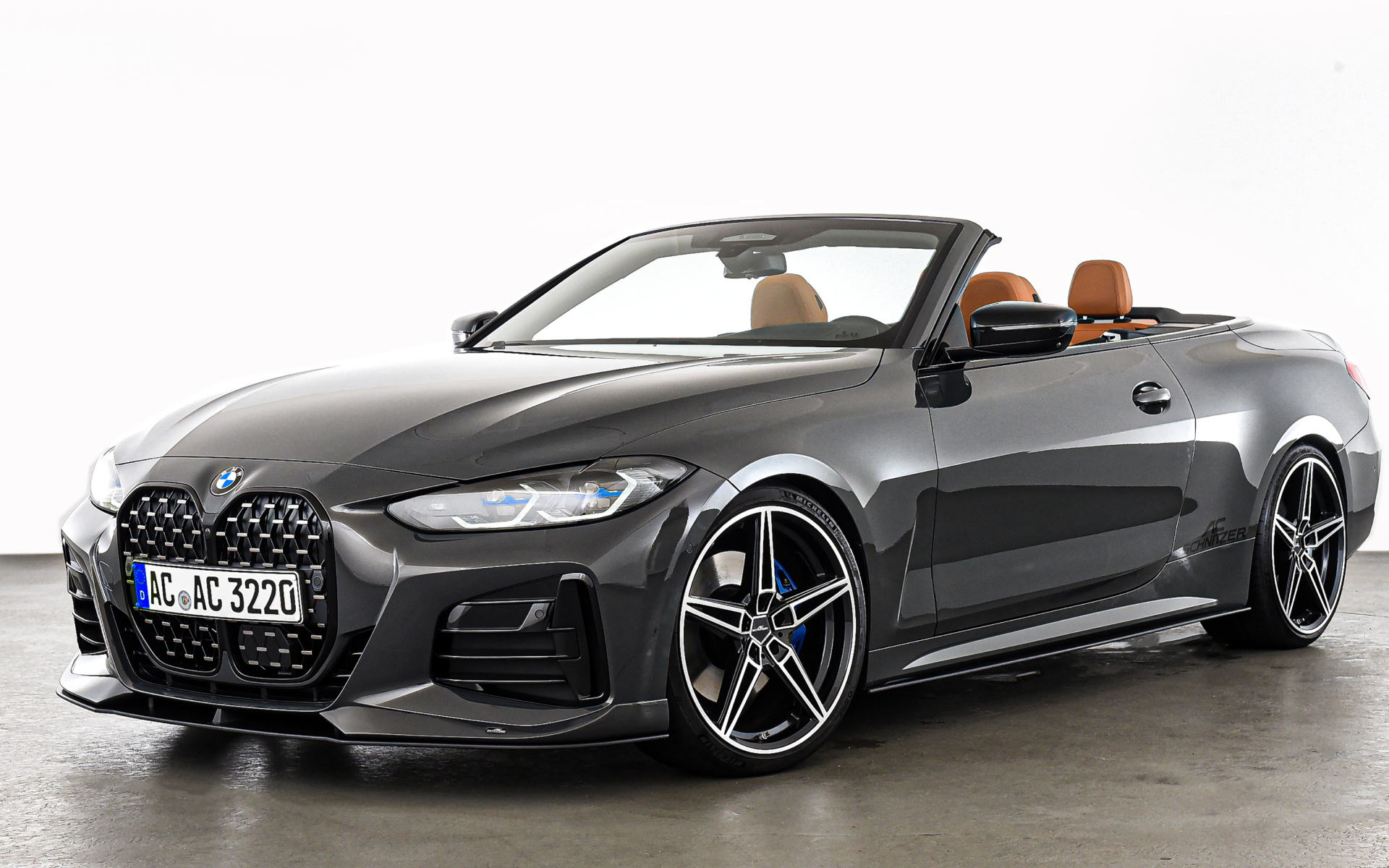 Кабриолет BMW 4 Series, 2021 года на белом фоне