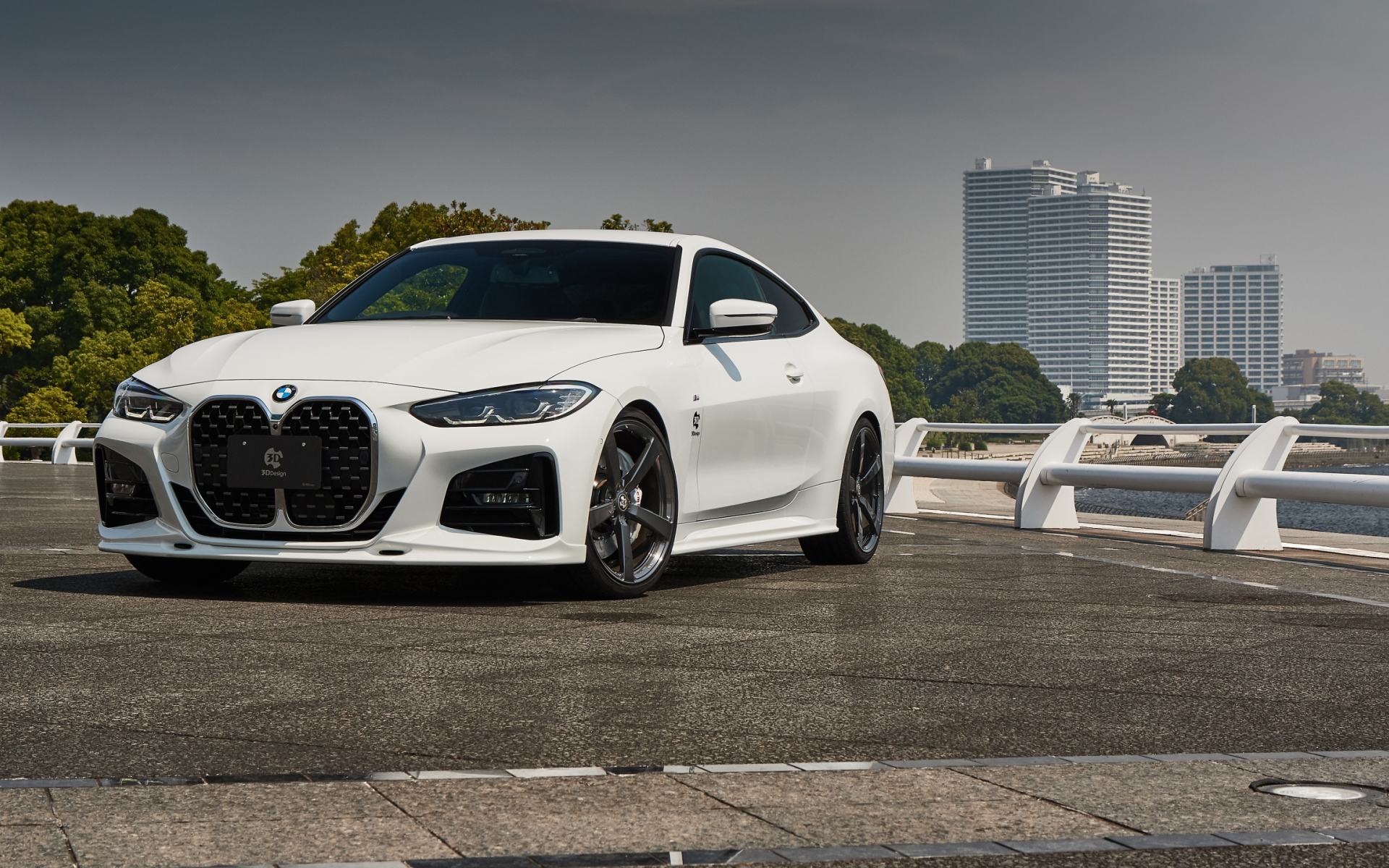 Белый автомобиль BMW 4 Series Coupé M Sport Package 2021 года у города