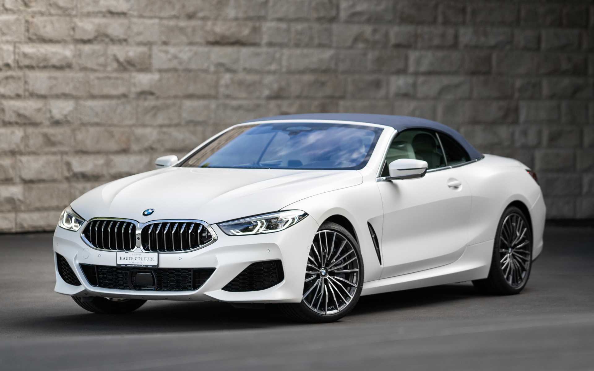 Белый кабриолет BMW 8, 2021 года у стены