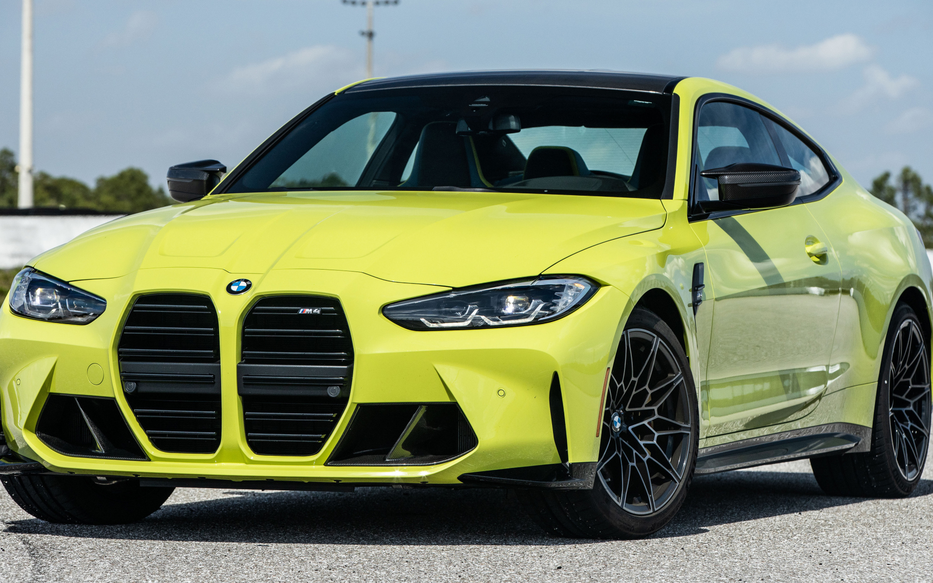 Желтый автомобиль  BMW M4 Coupé, 2021 года