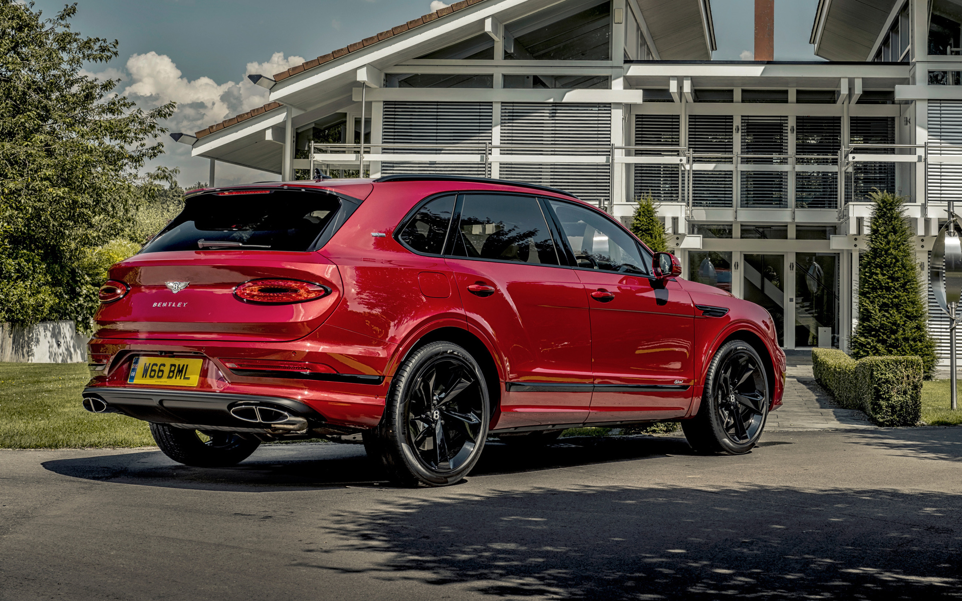 Автомобиль Bentley Bentayga Hybrid First Edition 2021 года вид сзади