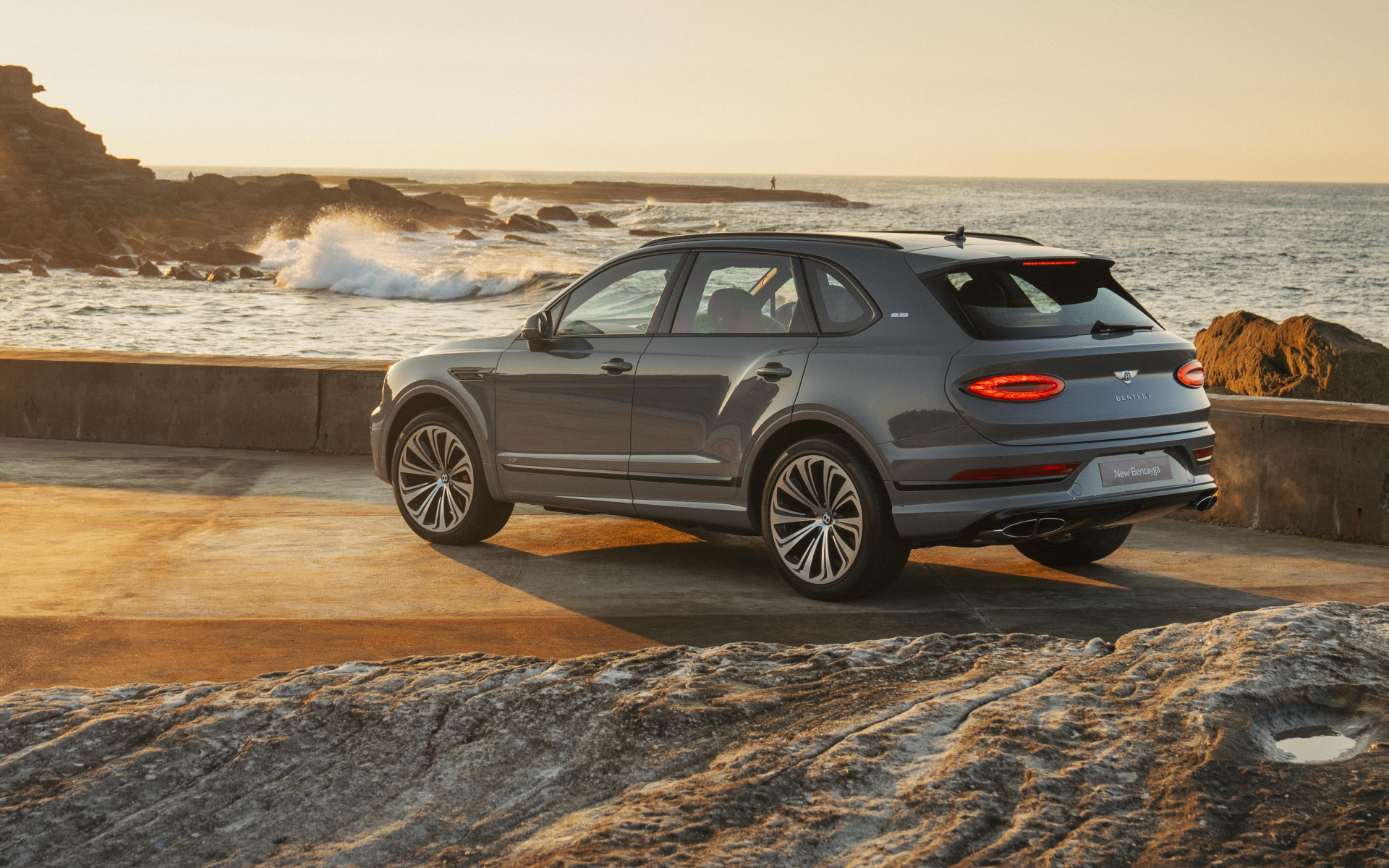 Автомобиль Bentley Bentayga V8 First Edition 2021 года вид сзади