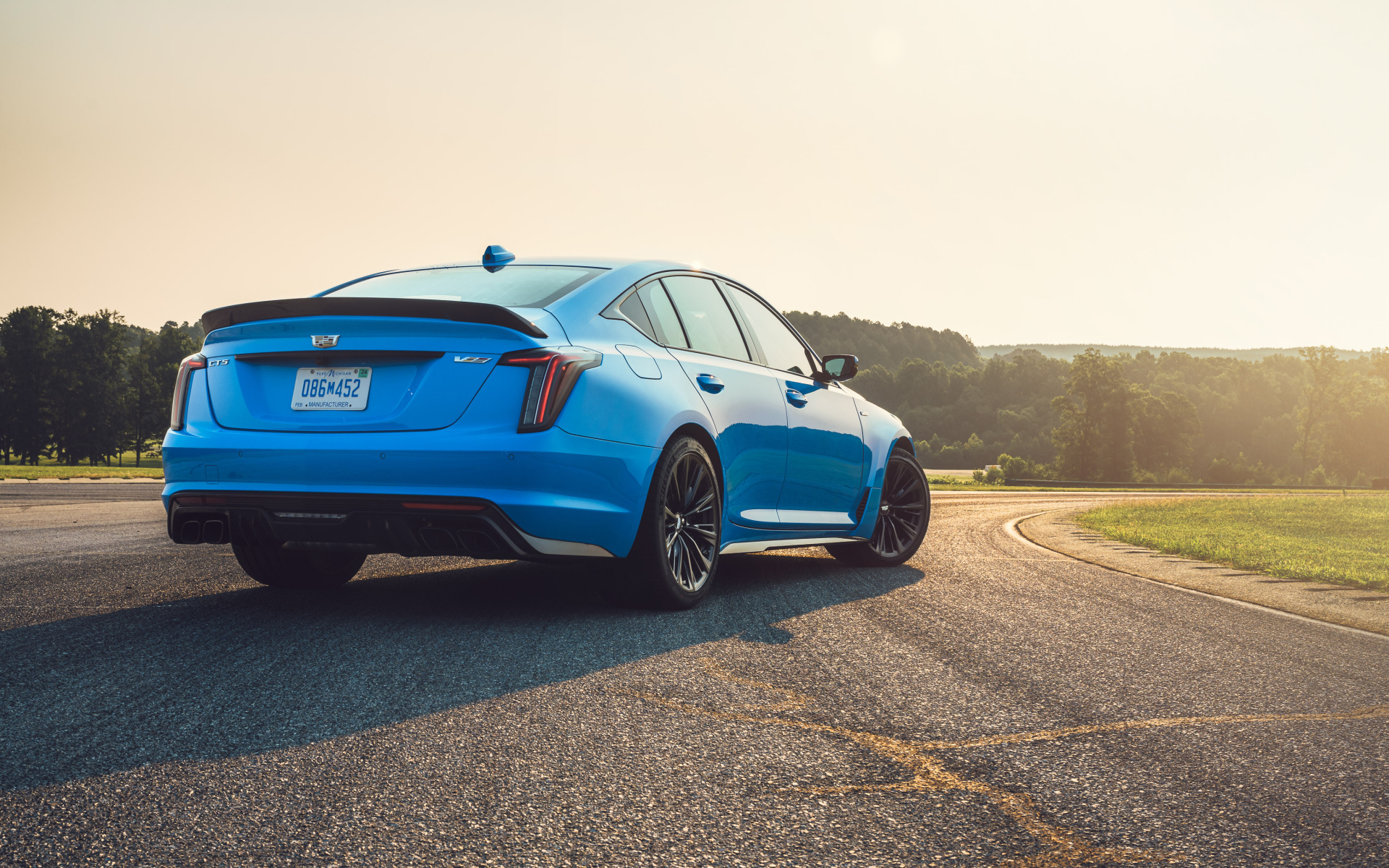 Голубой автомобиль Cadillac CT5-V Blackwing, 2022 года вид сзади