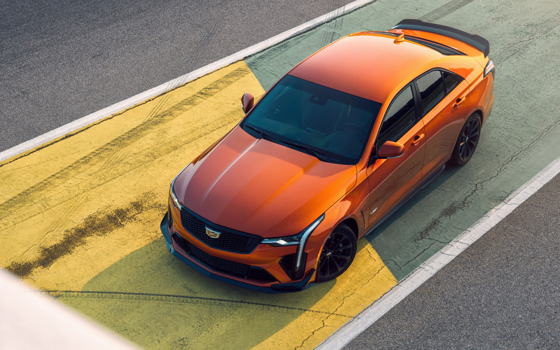 Оранжевый Cadillac CT4-V Blackwing 2022 года вид сверху