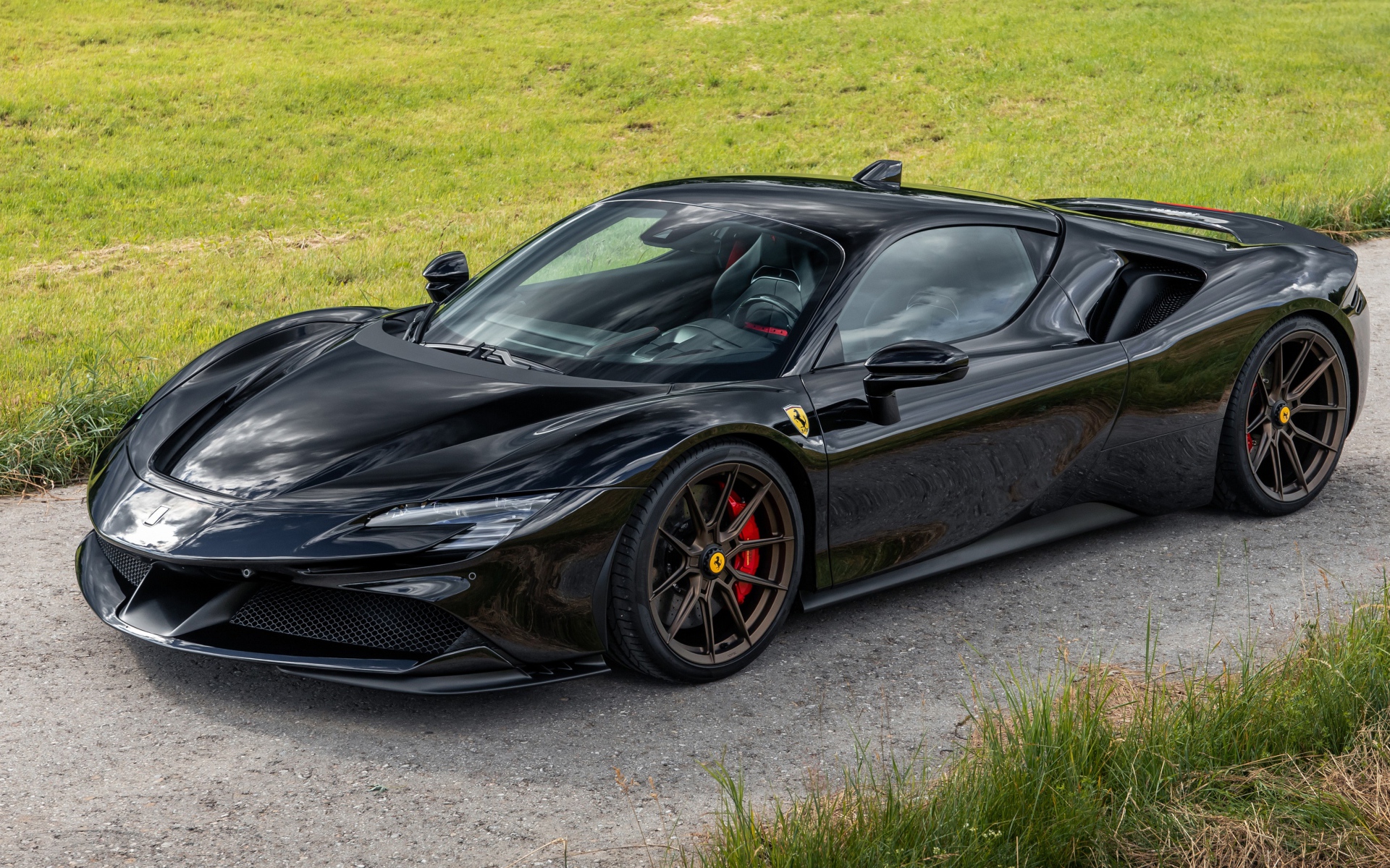 Черный быстрый автомобиль Novitec Ferrari SF90 Stradale 2021 года 