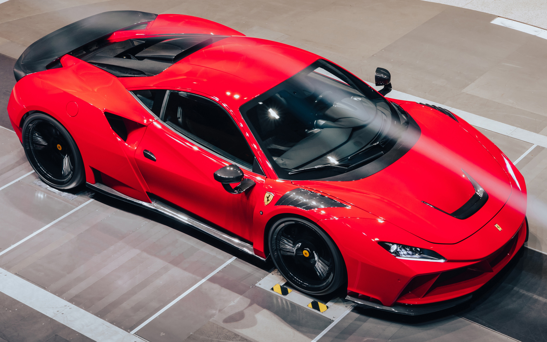Вид сверху на красный спорткар Novitec Ferrari F8 Tributo N-Largo 2021 года