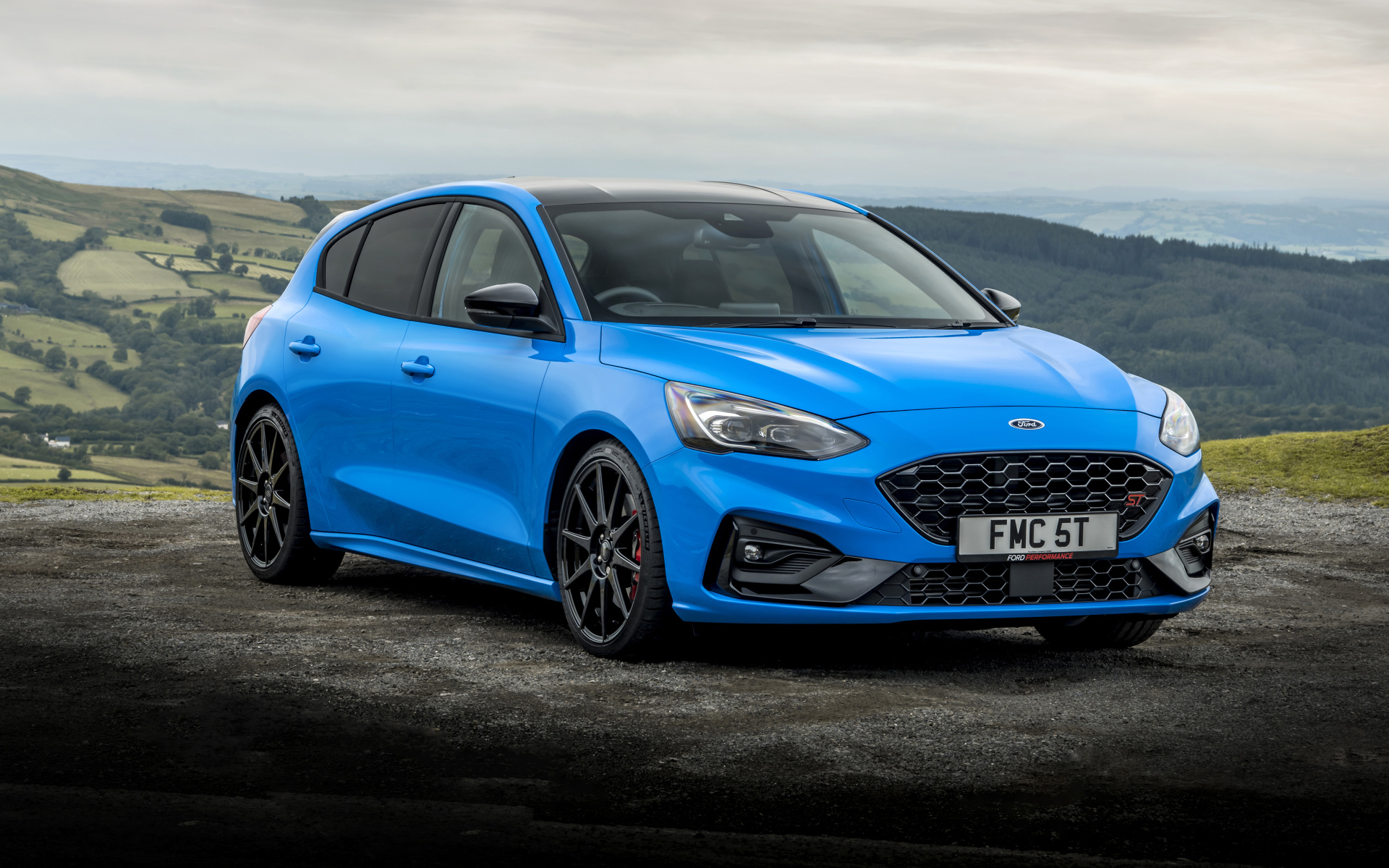 Голубой автомобиль Ford Focus ST Edition 2021 года