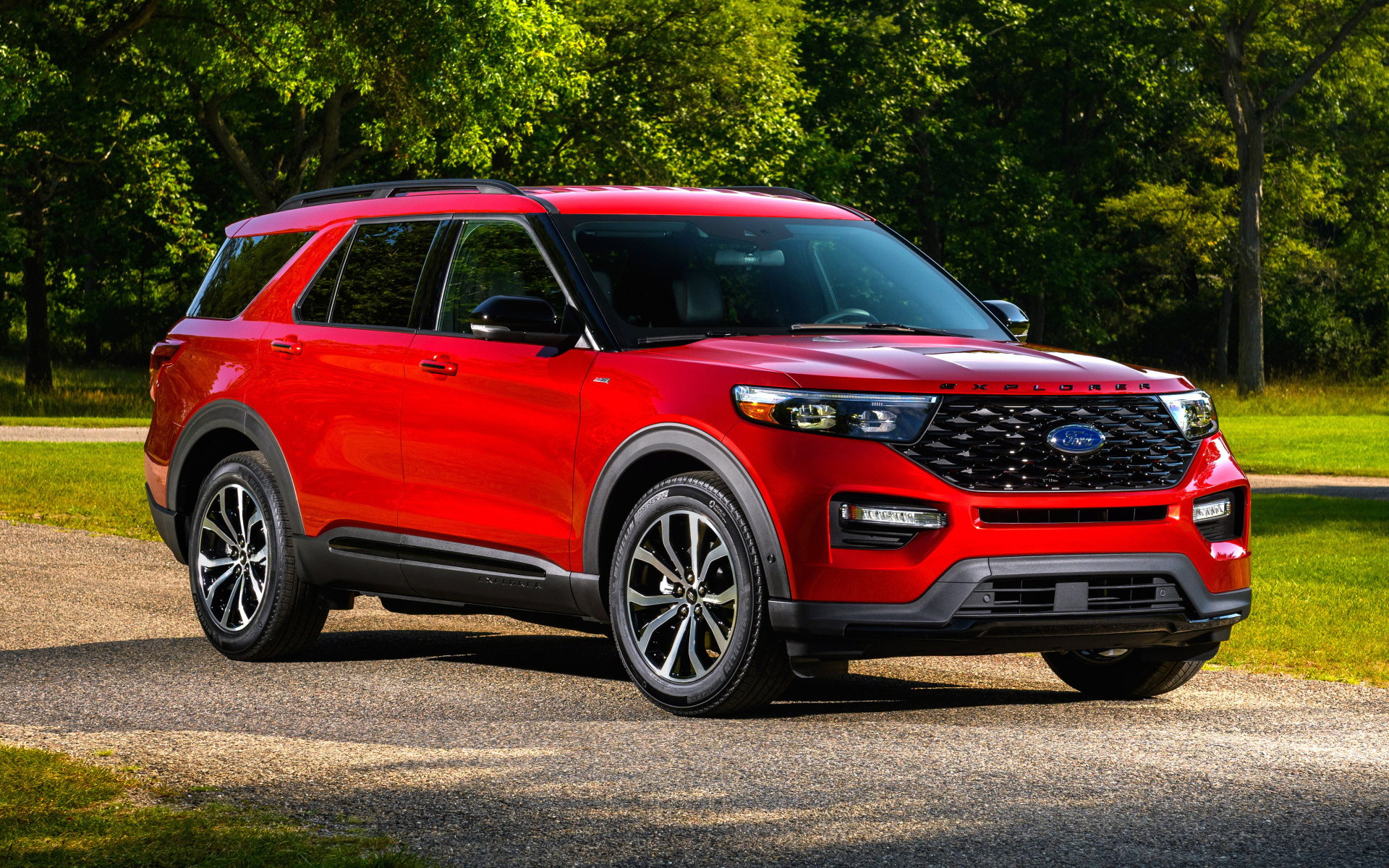 Красный Ford Explorer ST-Line, 2022 года в парке