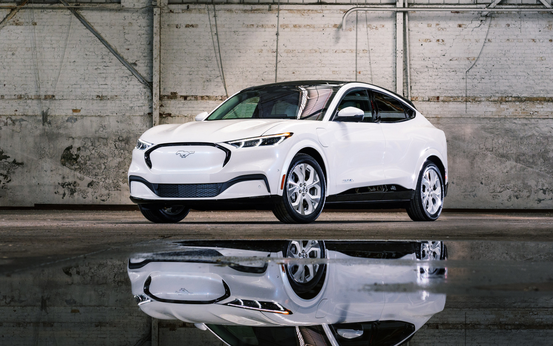 Белоснежный автомобиль  Ford Mustang Mach-E, 2022 года