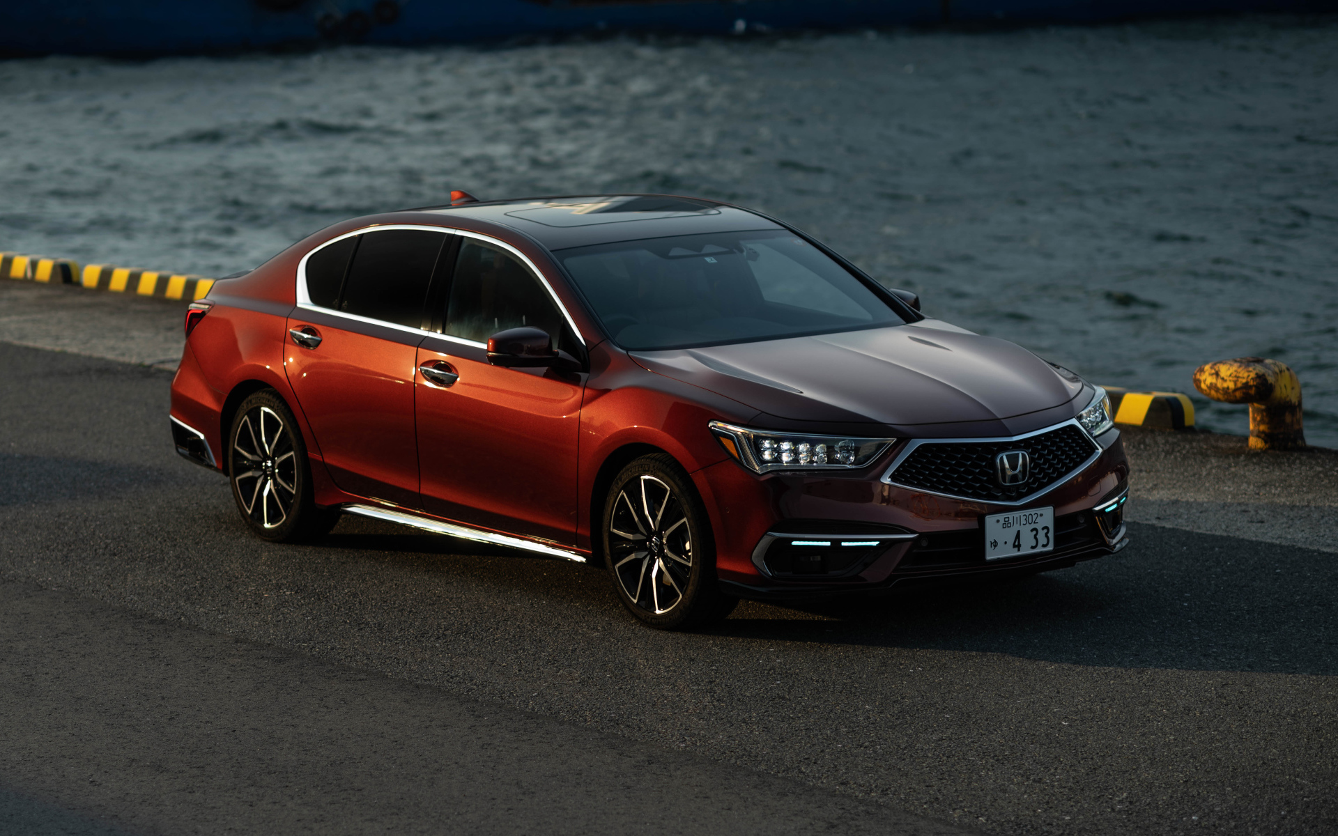 Бордовый автомобиль Honda Legend EX, 2021 года у воды