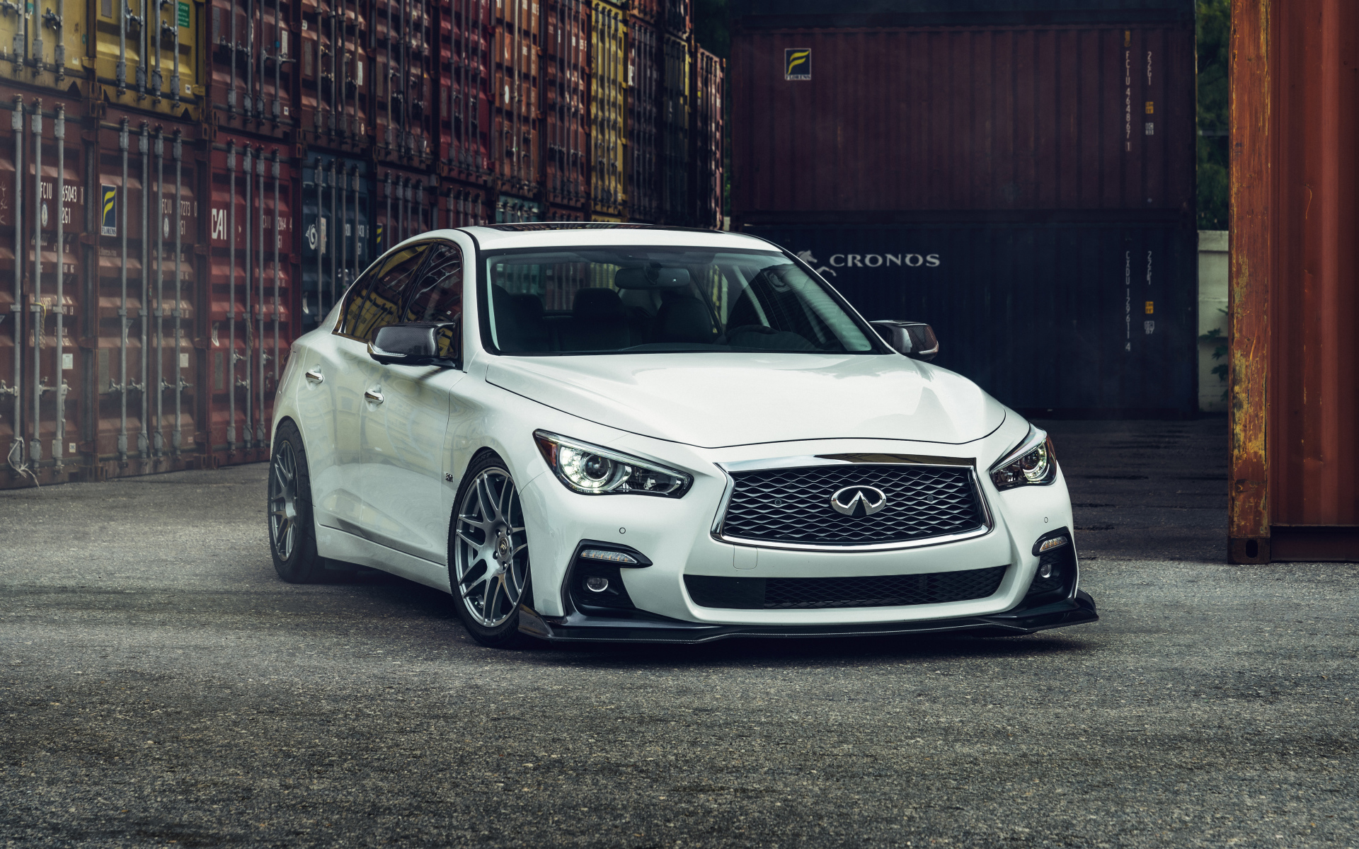 Белый автомобиль Infiniti Q50, 2021 года в порту