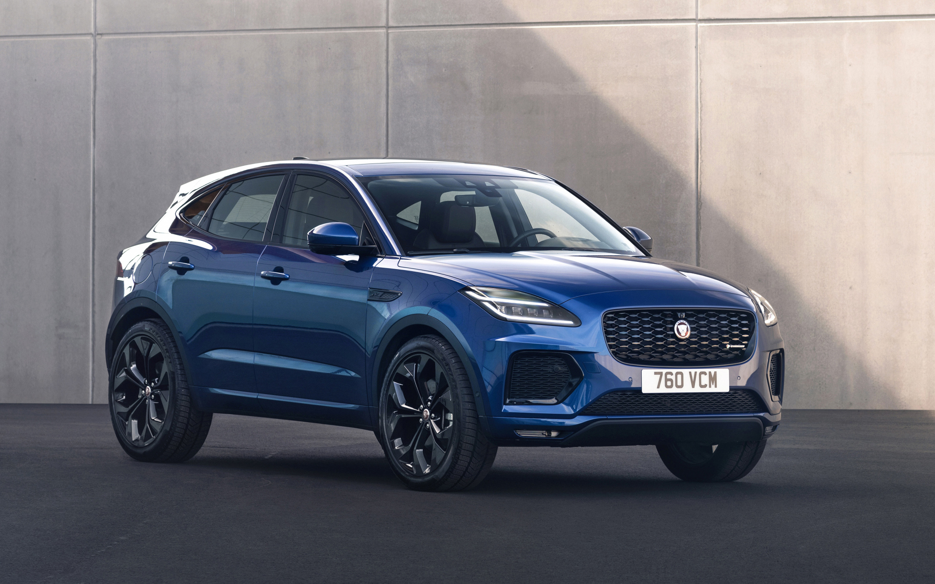 Синий внедорожник Jaguar E-Pace R-Dynamic Black Pack 2021 года