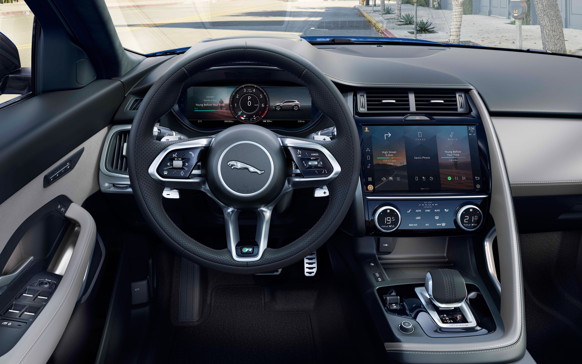 Черный салон автомобиля Jaguar E-Pace R-Dynamic Black Pack 2021 года