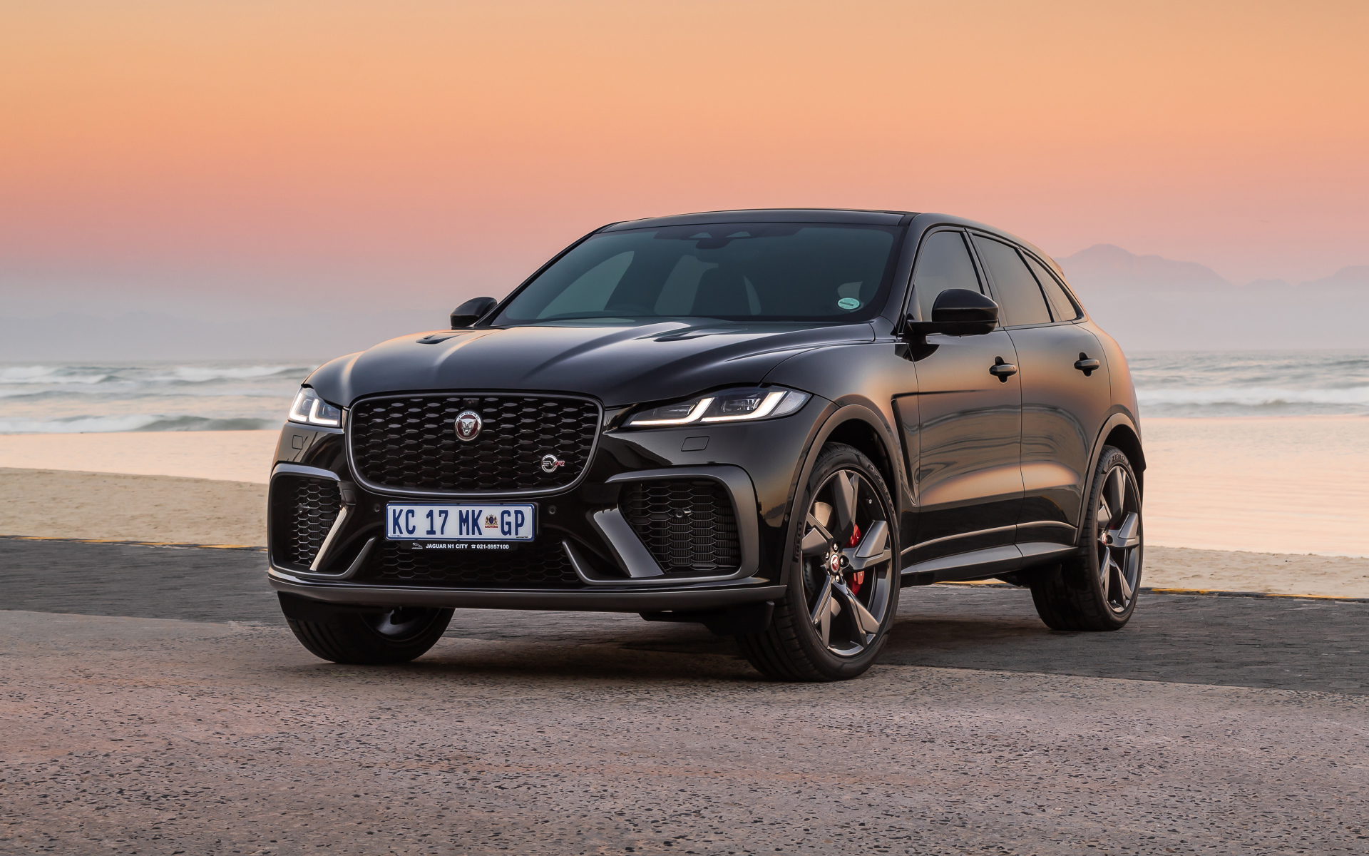 Дорогой автомобиль Jaguar F-Pace SVR 2021 года у моря