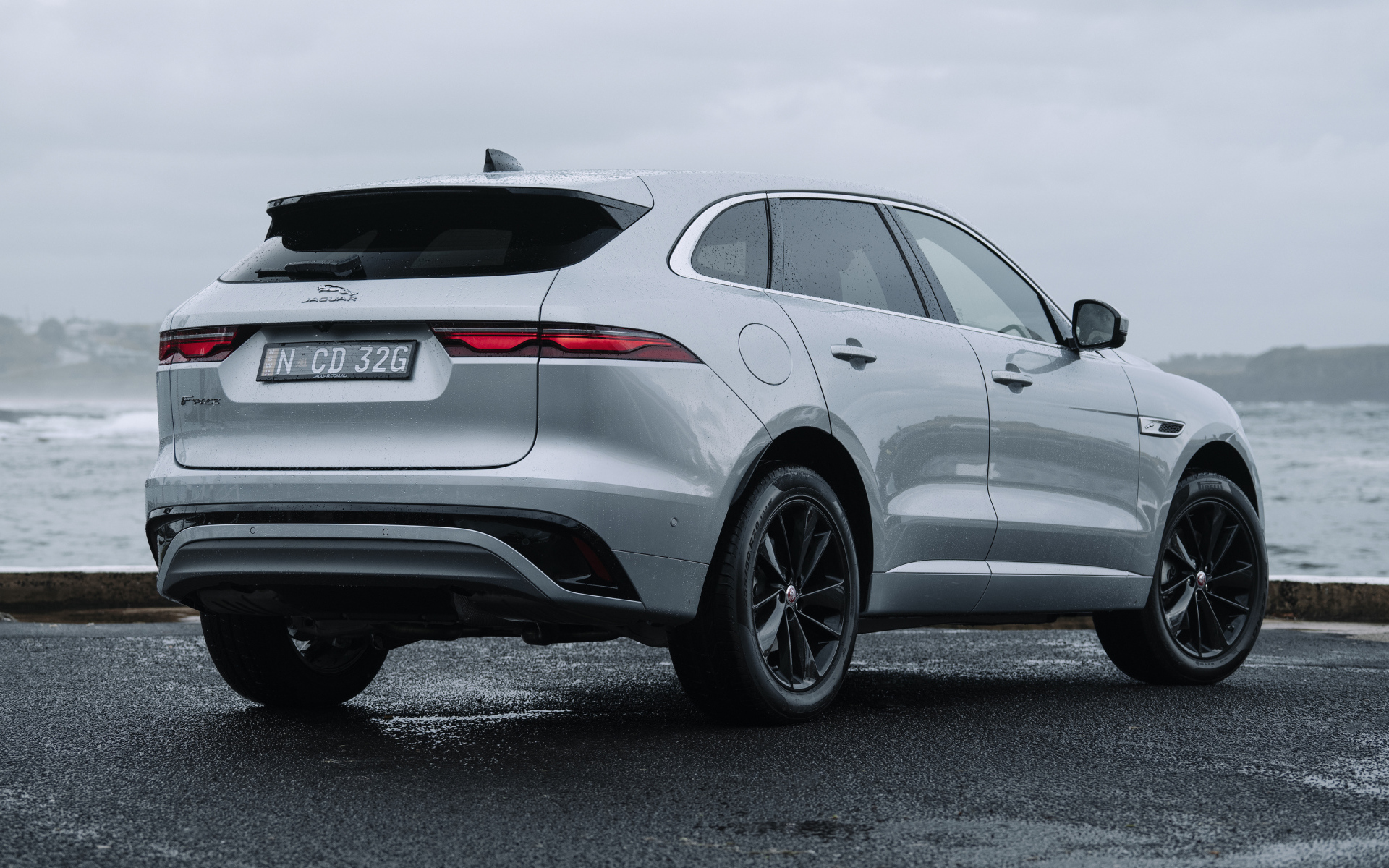 Автомобиль Jaguar F-Pace P250 R-Dynamic, 2021 года вид сзади