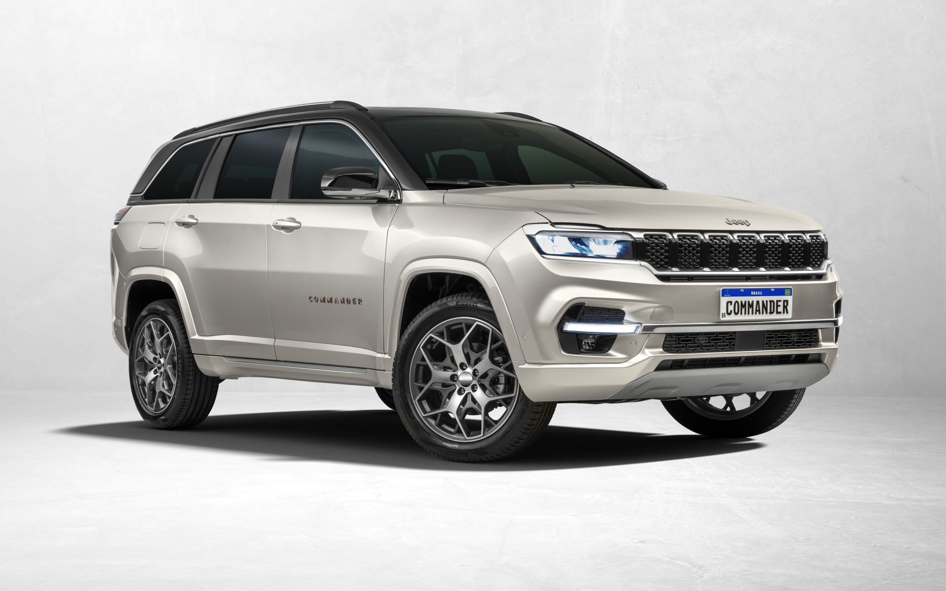 Серебристый внедорожник Jeep Commander Overland 2022 года