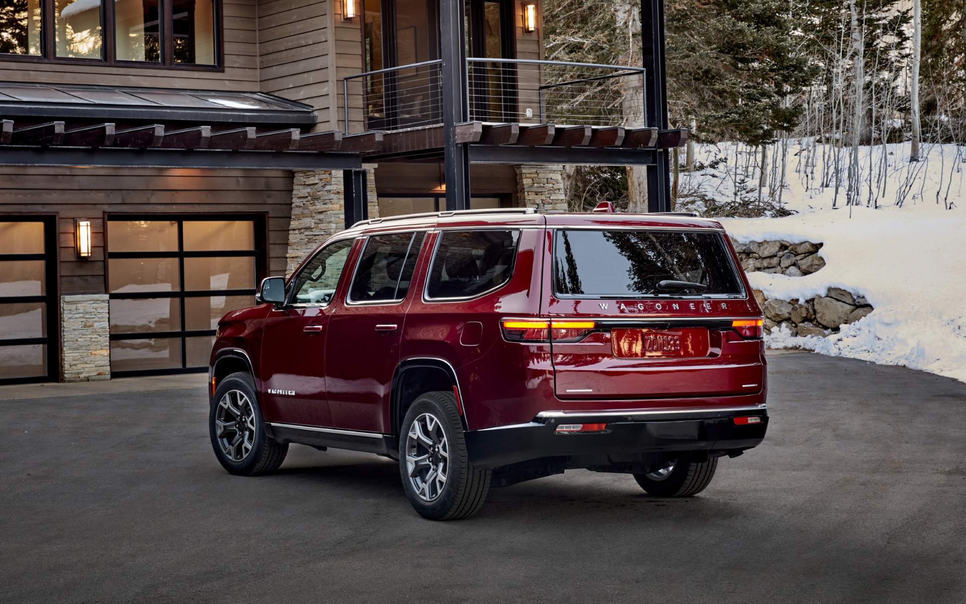 Красный внедорожник Jeep Wagoneer Series II Premium, 2022 года вид сзади