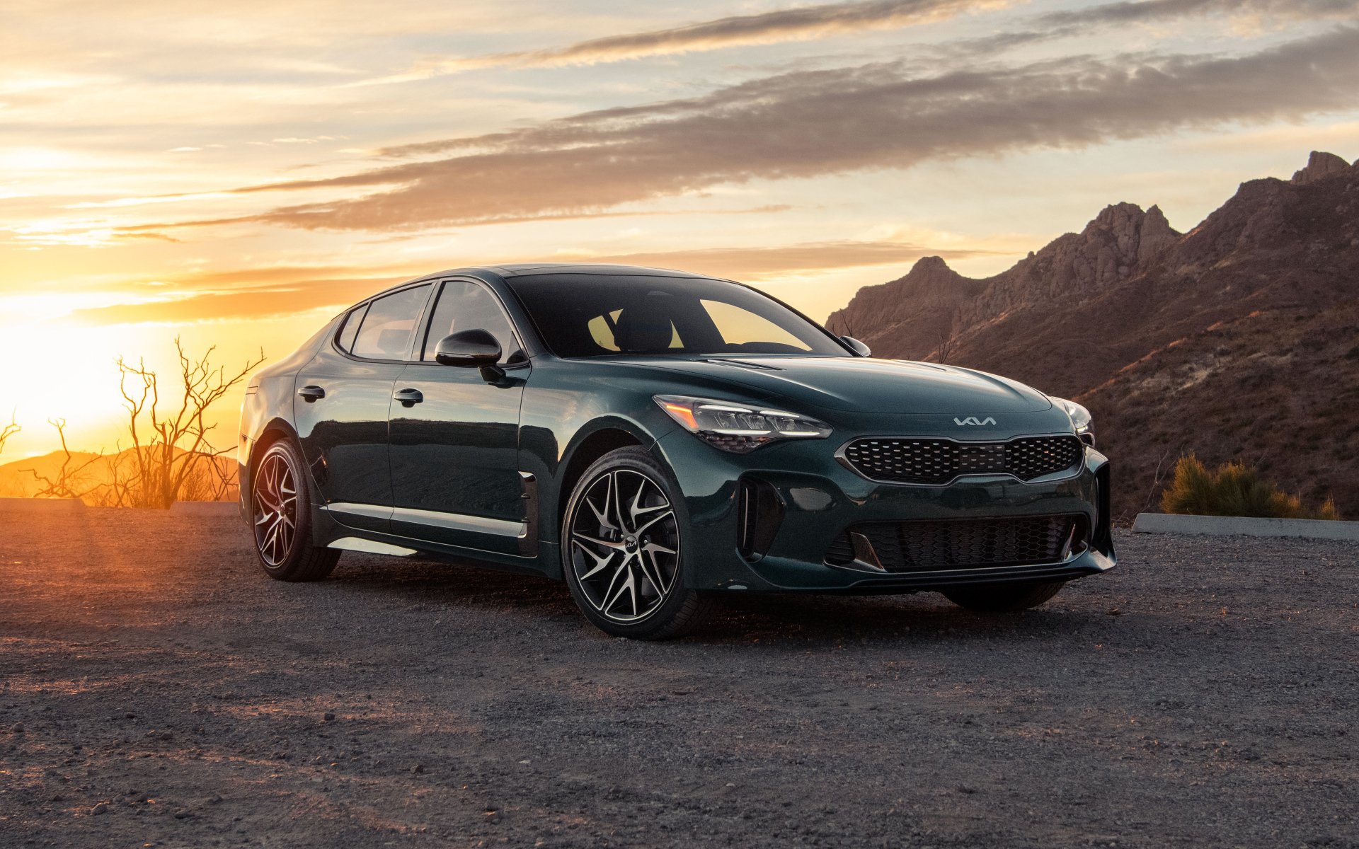 Автомобиль Kia Stinger GT Line AWD, 2022 года на фоне заката