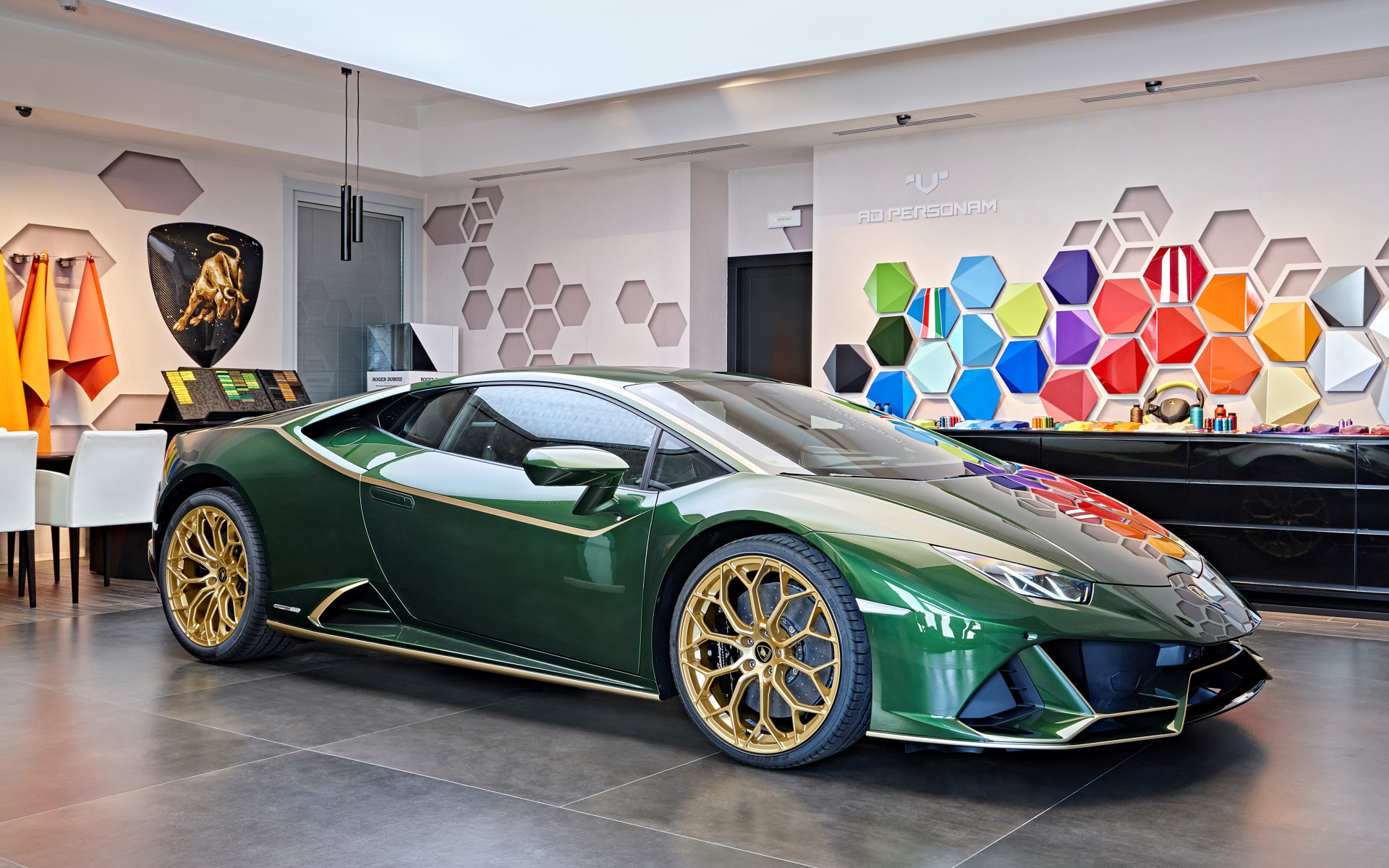 Зеленый автомобиль Lamborghini Huracán 2021 года