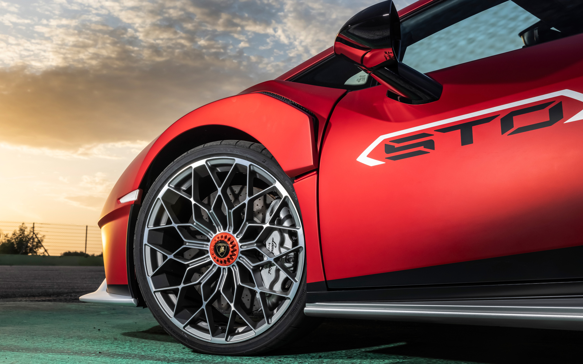 Колесо красного автомобиля Lamborghini Huracán STO 2021 года 