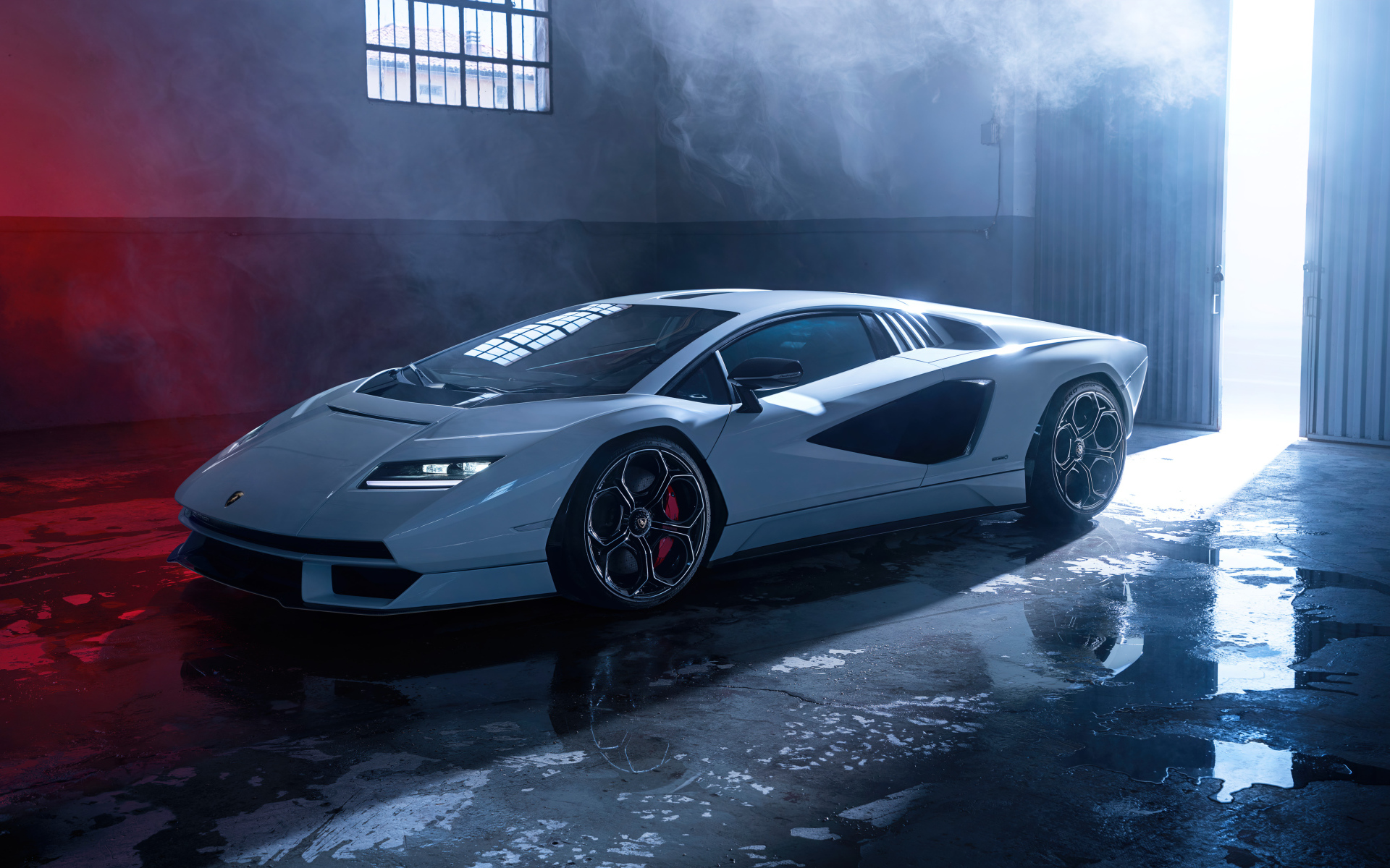 Белый спортивный автомобиль Lamborghini Countach LPI 800-4, 2022 года в дыму