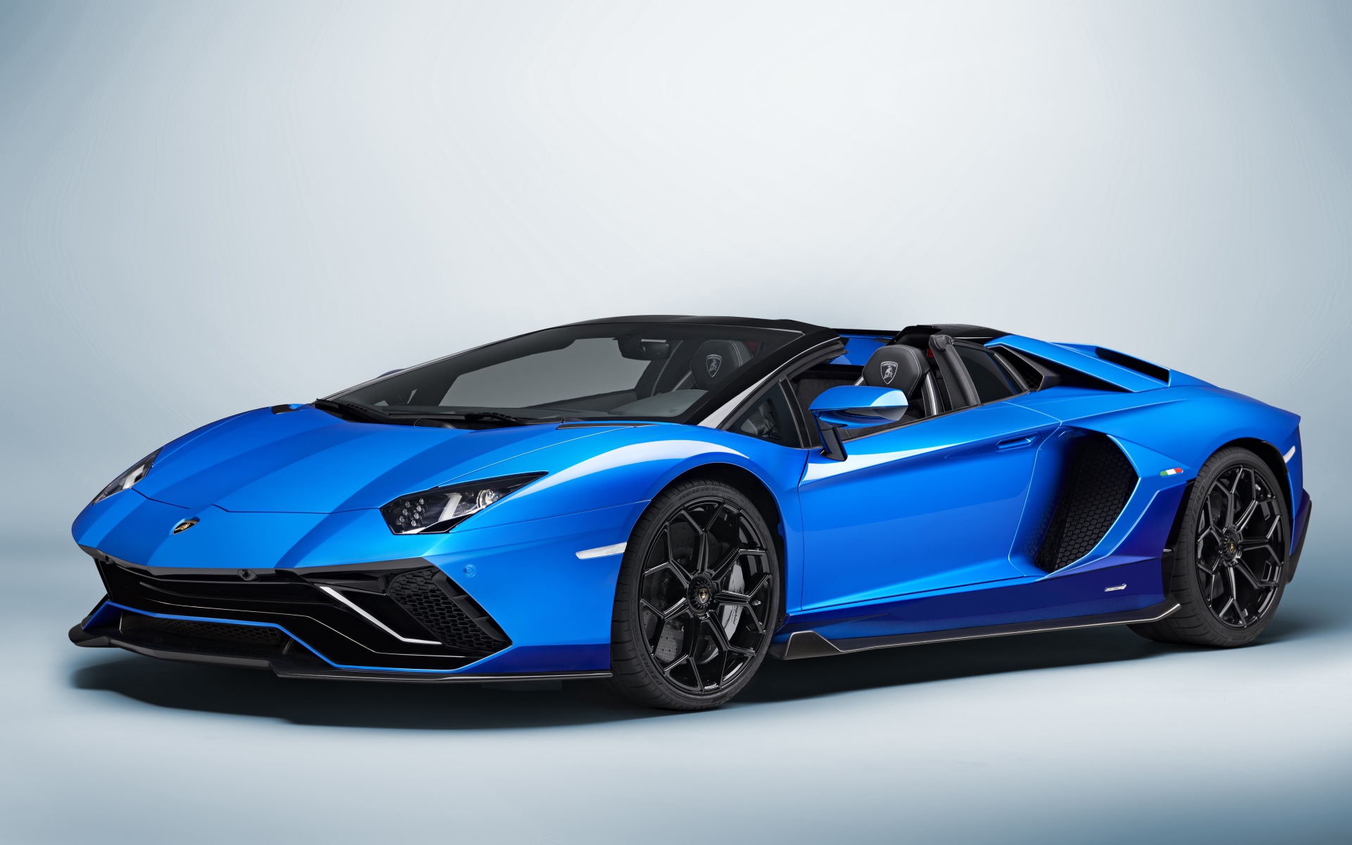 Синий Lamborghini Aventador LP 780-4 Ultimate 2021 года на сером фоне