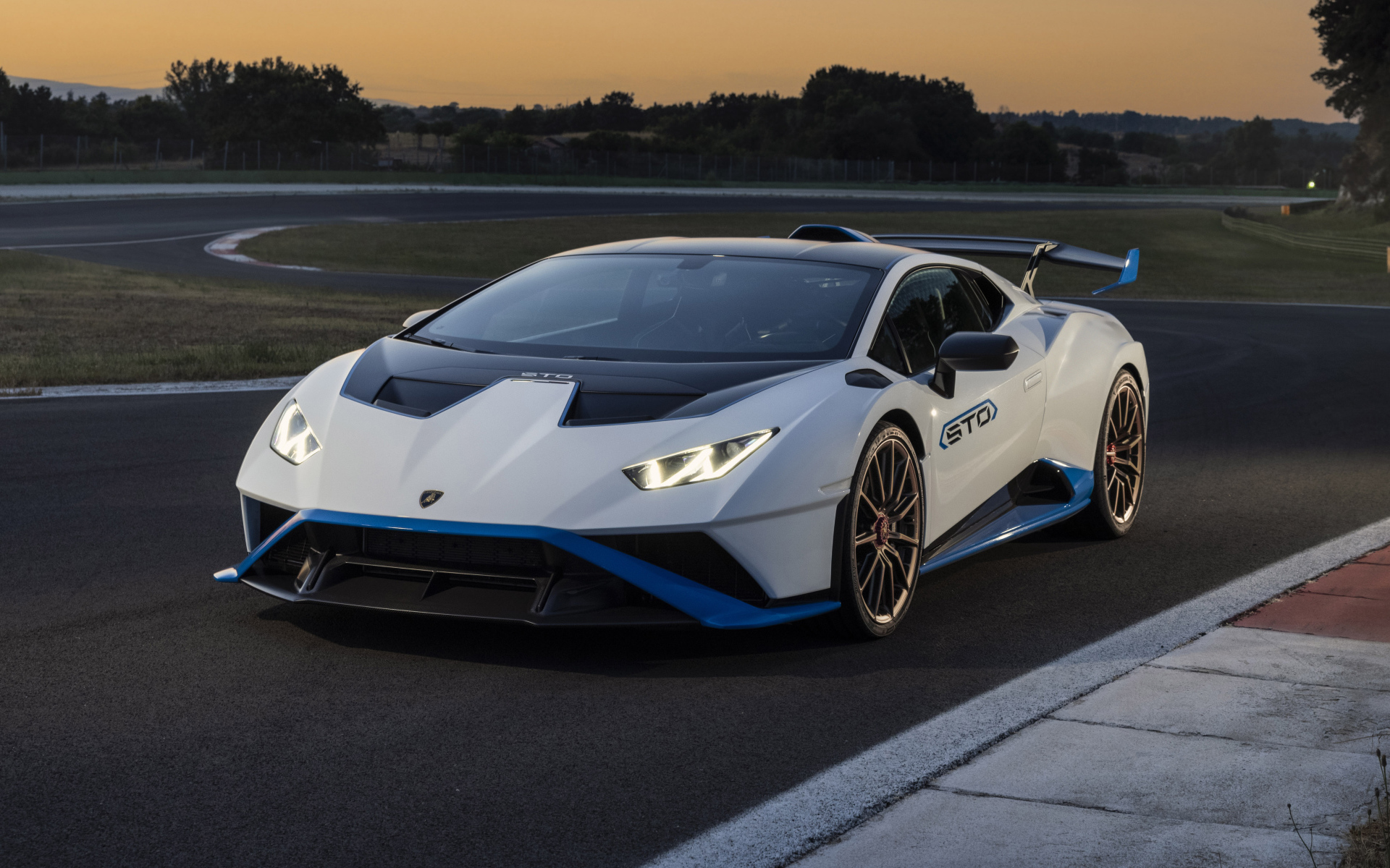 Включенные фары у автомобиля Lamborghini Huracán STO 2021 года 
