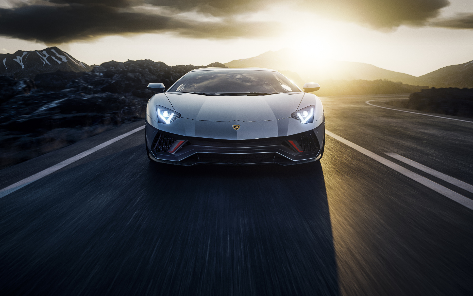 Автомобиль Lamborghini Aventador LP 780-4 Ultimate 2021 на закате в горах