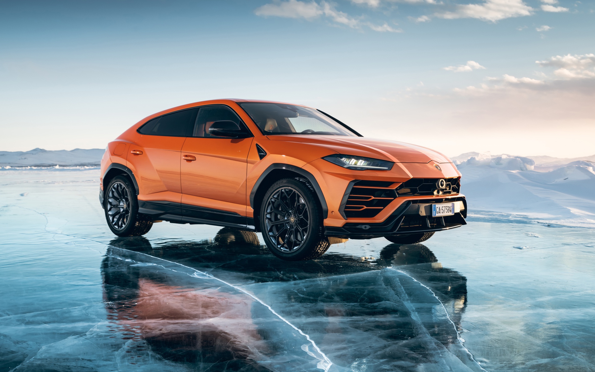 Внедорожник Lamborghini URUS года на льду