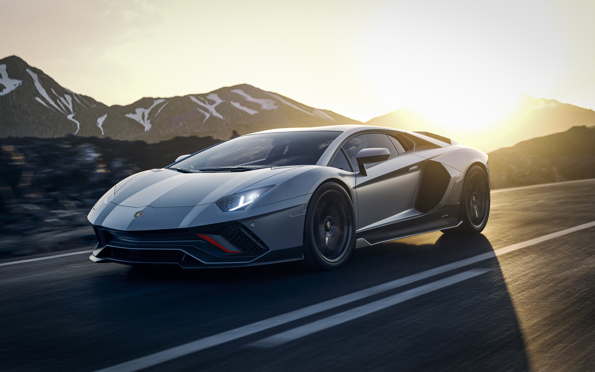 Серебристый Lamborghini Aventador LP 780-4 Ultimate 2021 года на фоне гор