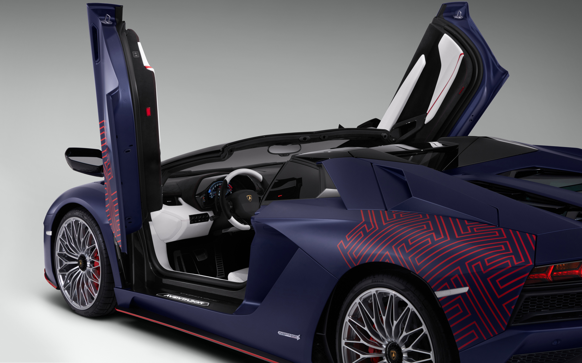 Спортивный автомобиль Lamborghini Aventador S, 2021  года на сером фоне