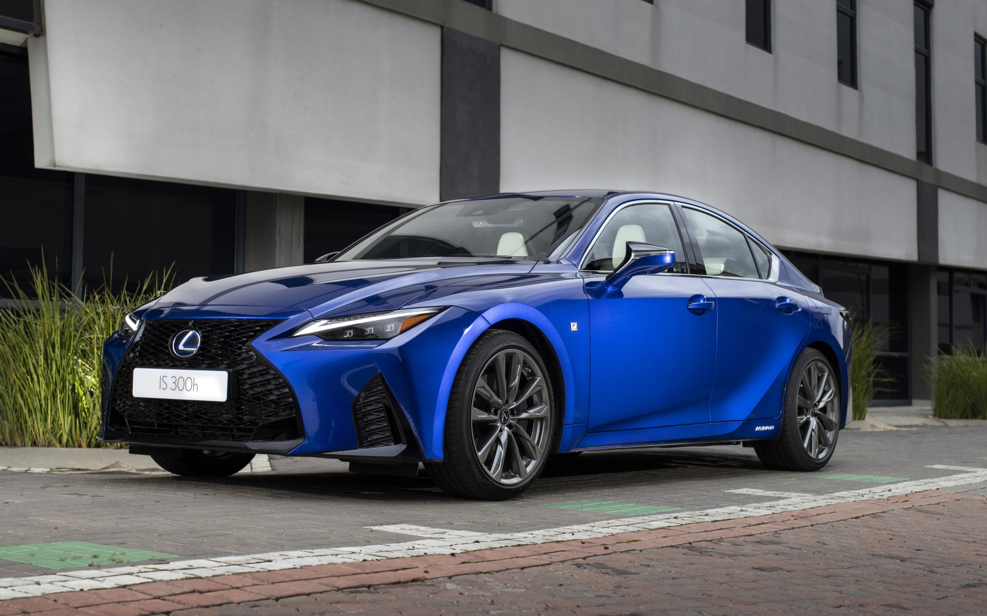 Синий автомобиль Lexus IS 300h F SPORT 2021 года