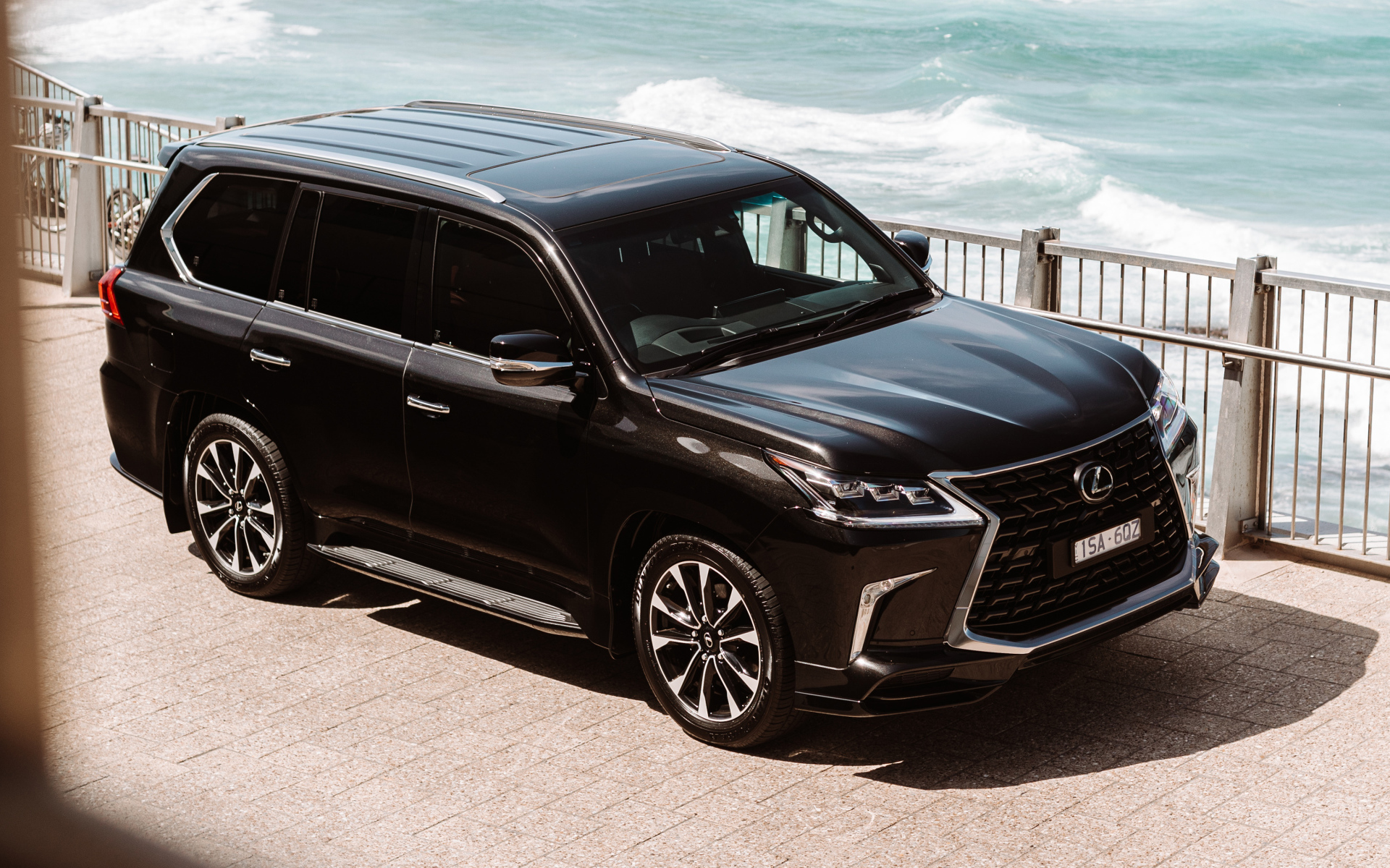 Черный внедорожник Lexus LX 570 S 2021 года у воды