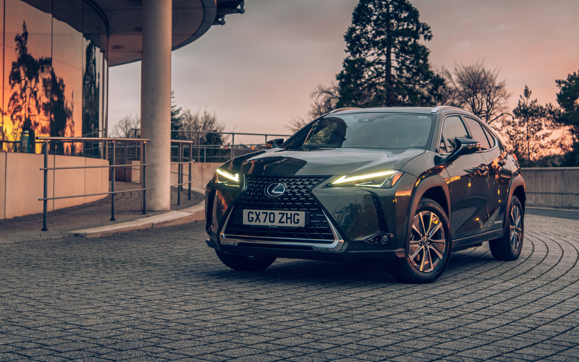 Автомобиль Lexus UX 300e 2021 года с включенными фарами