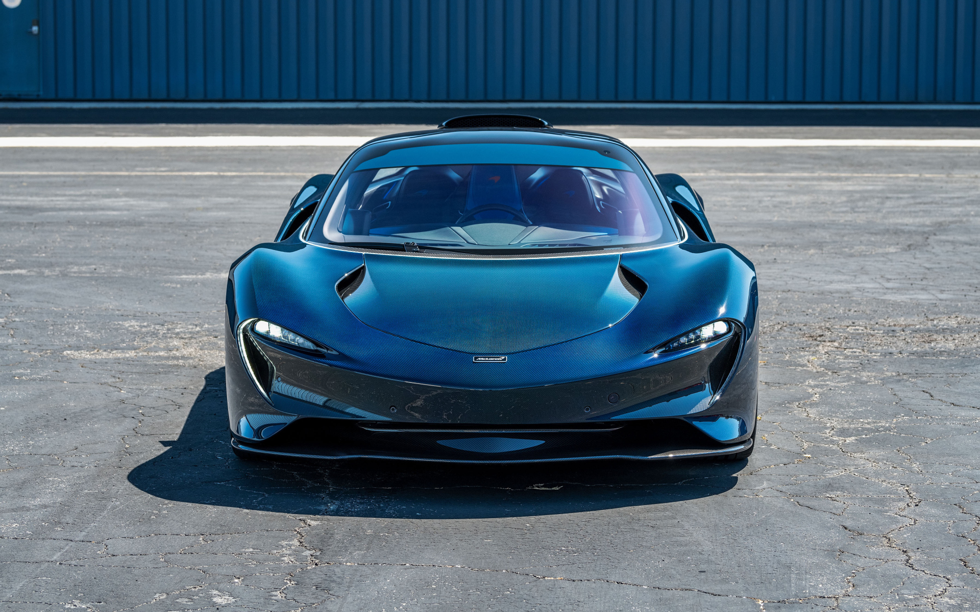 Синий спорткар McLaren Speedtail