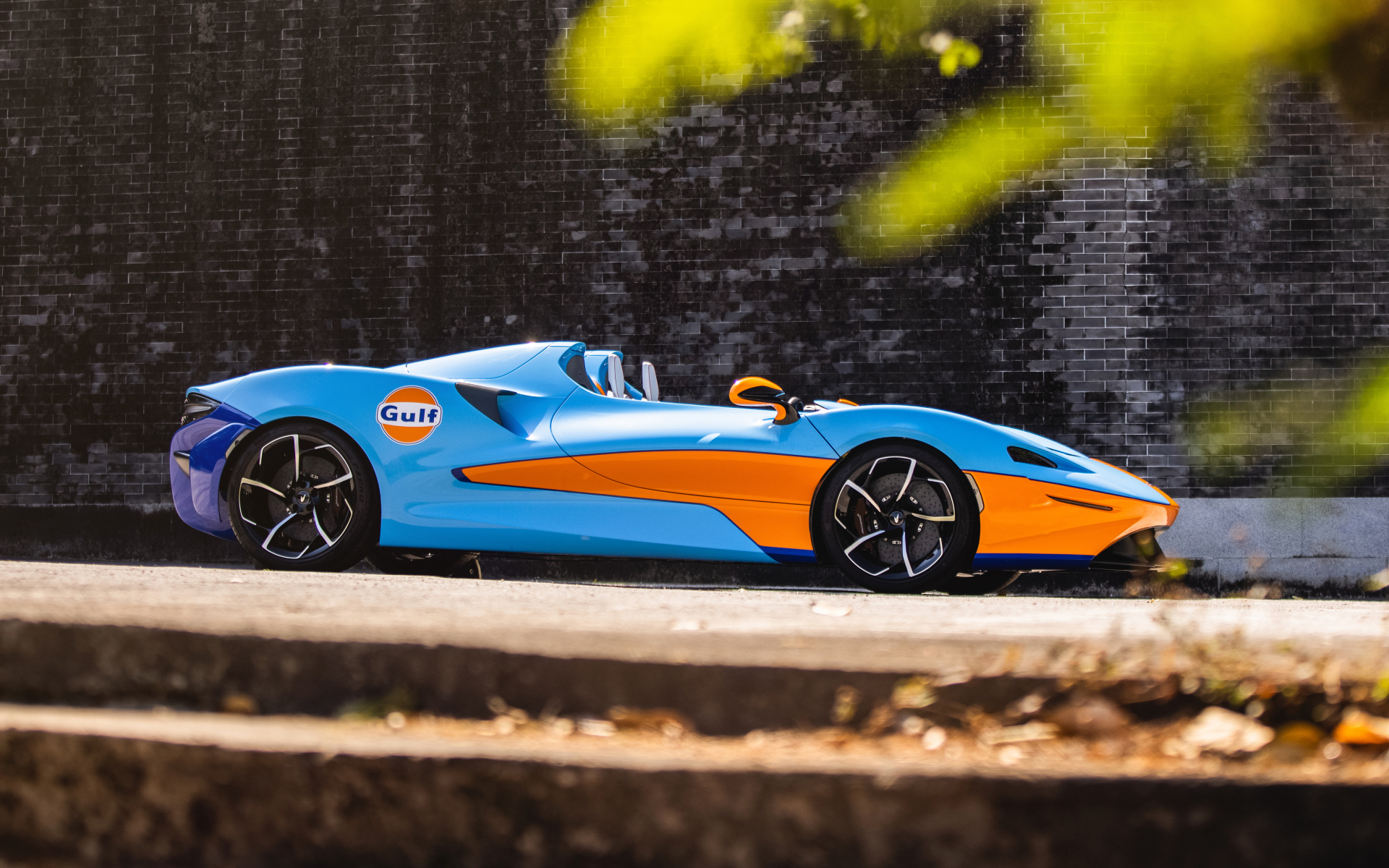 Быстрый автомобиль McLaren Elva Gulf Theme, 2021 года