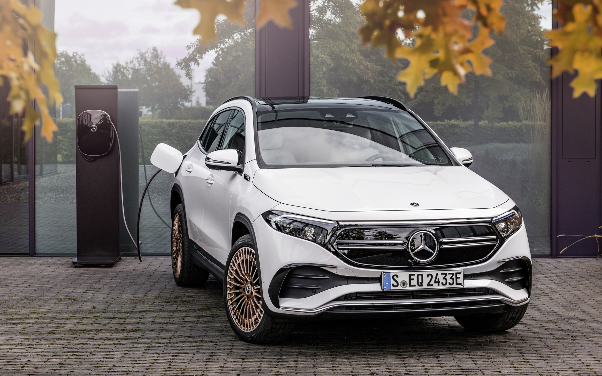 Белый автомобиль Mercedes-Benz EQA 250 AMG Line Edition 1 2021  года на заправке