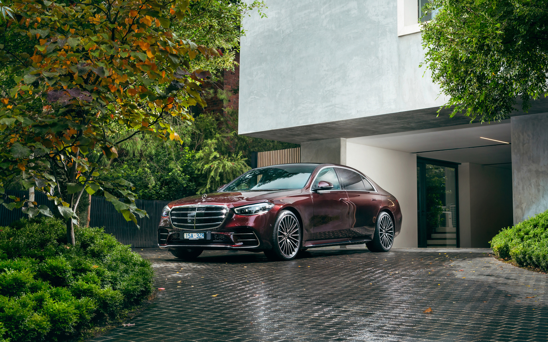 Бордовый автомобиль Mercedes-Benz S 450 Lang 4MATIC AMG Line 2021 года у дома