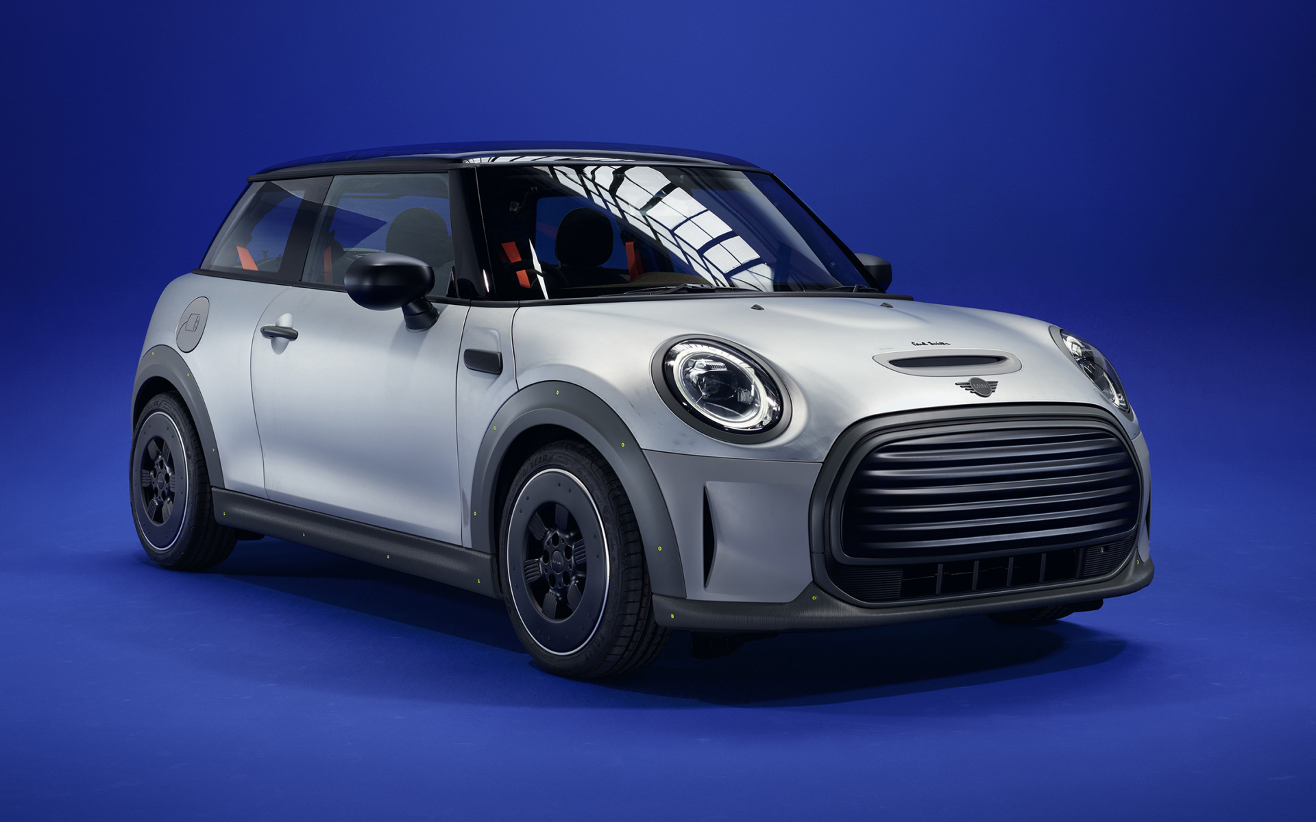 Автомобиль MINI STRIP, 2021 года на синем фоне