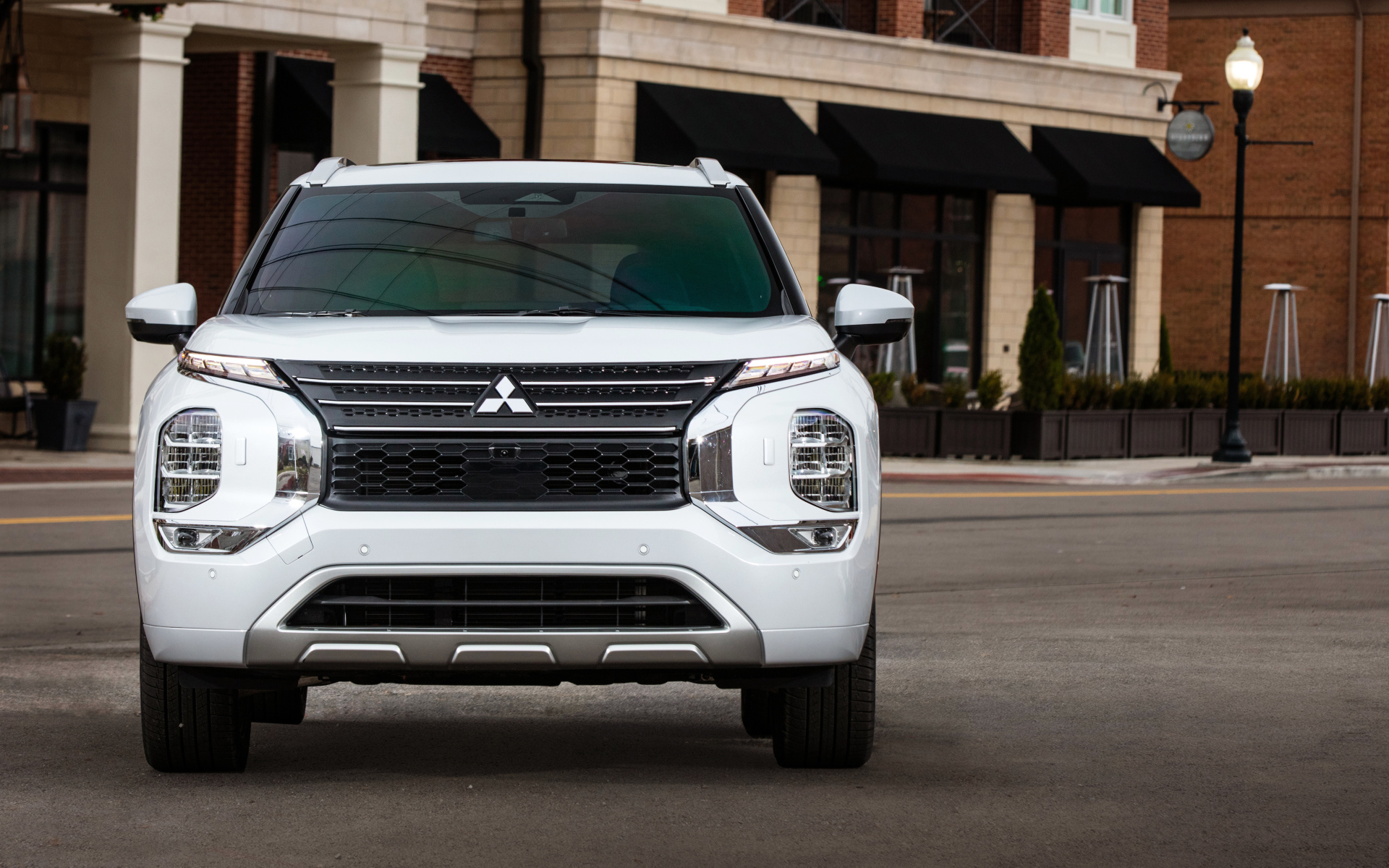 Белый Mitsubishi Outlander SEL, 2021 года вид спереди