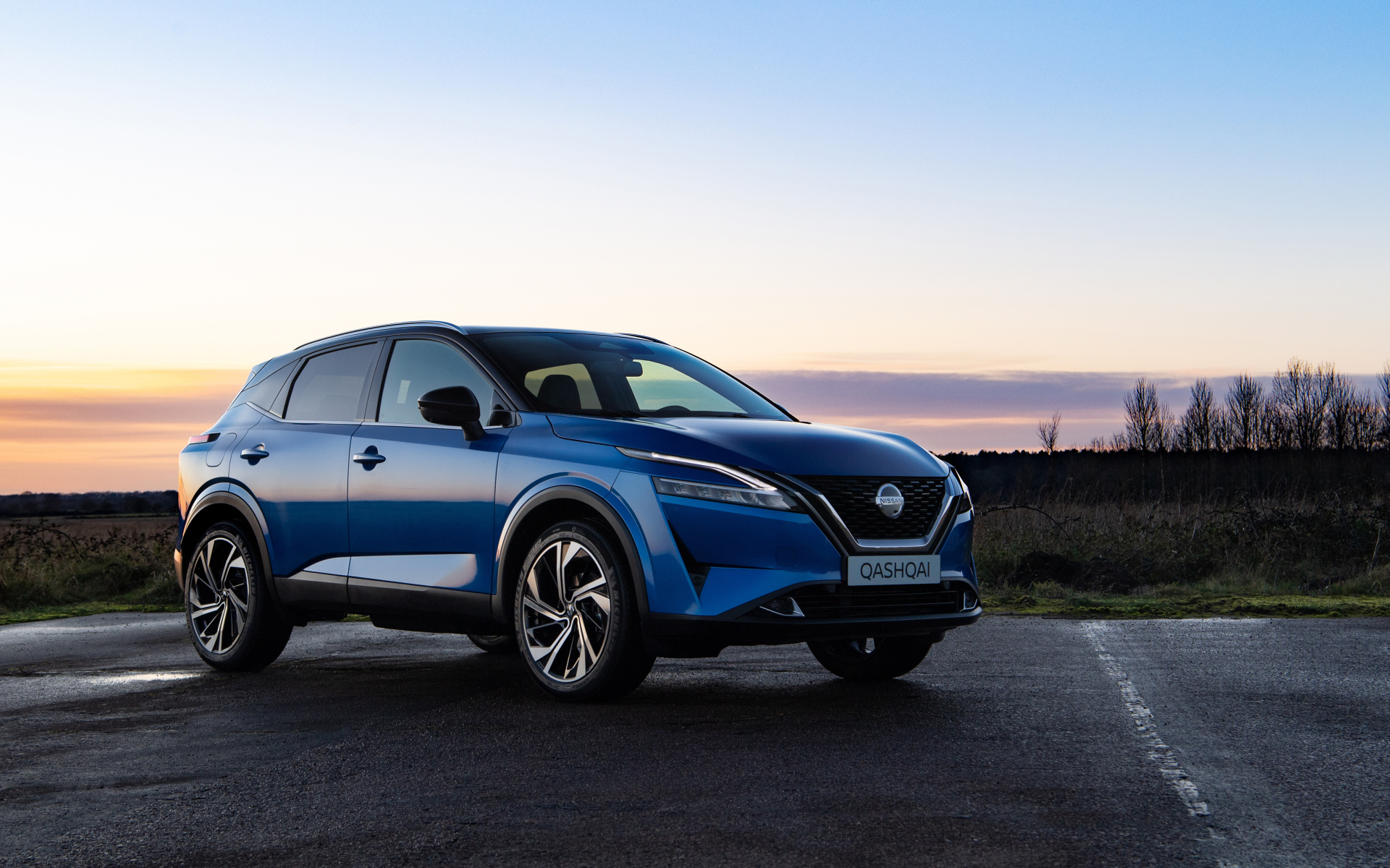Внедорожник Nissan Qashqai 2021 года на фоне заката