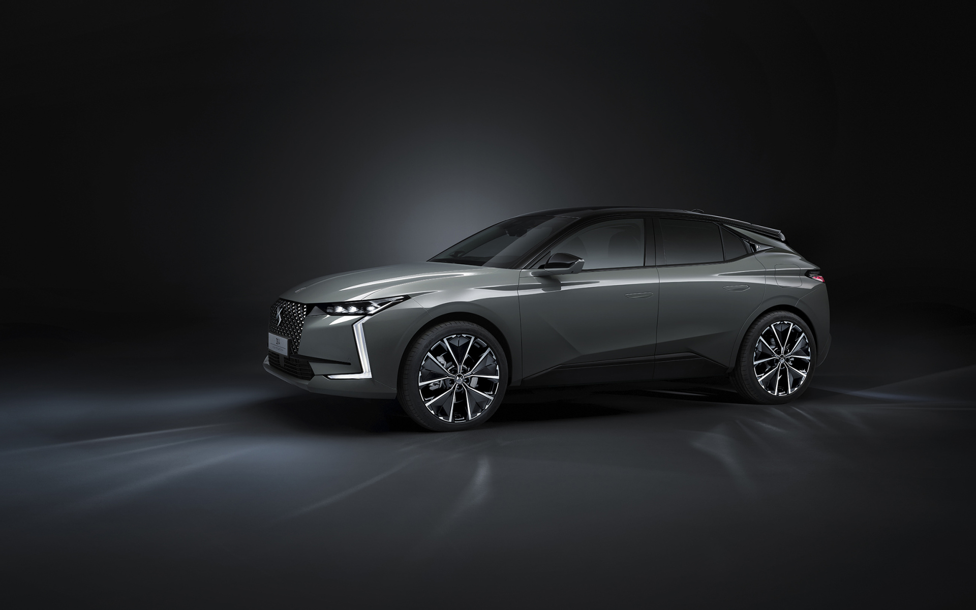 Автомобиль DS 4 E-Tense La Première 2021 года на черном фоне