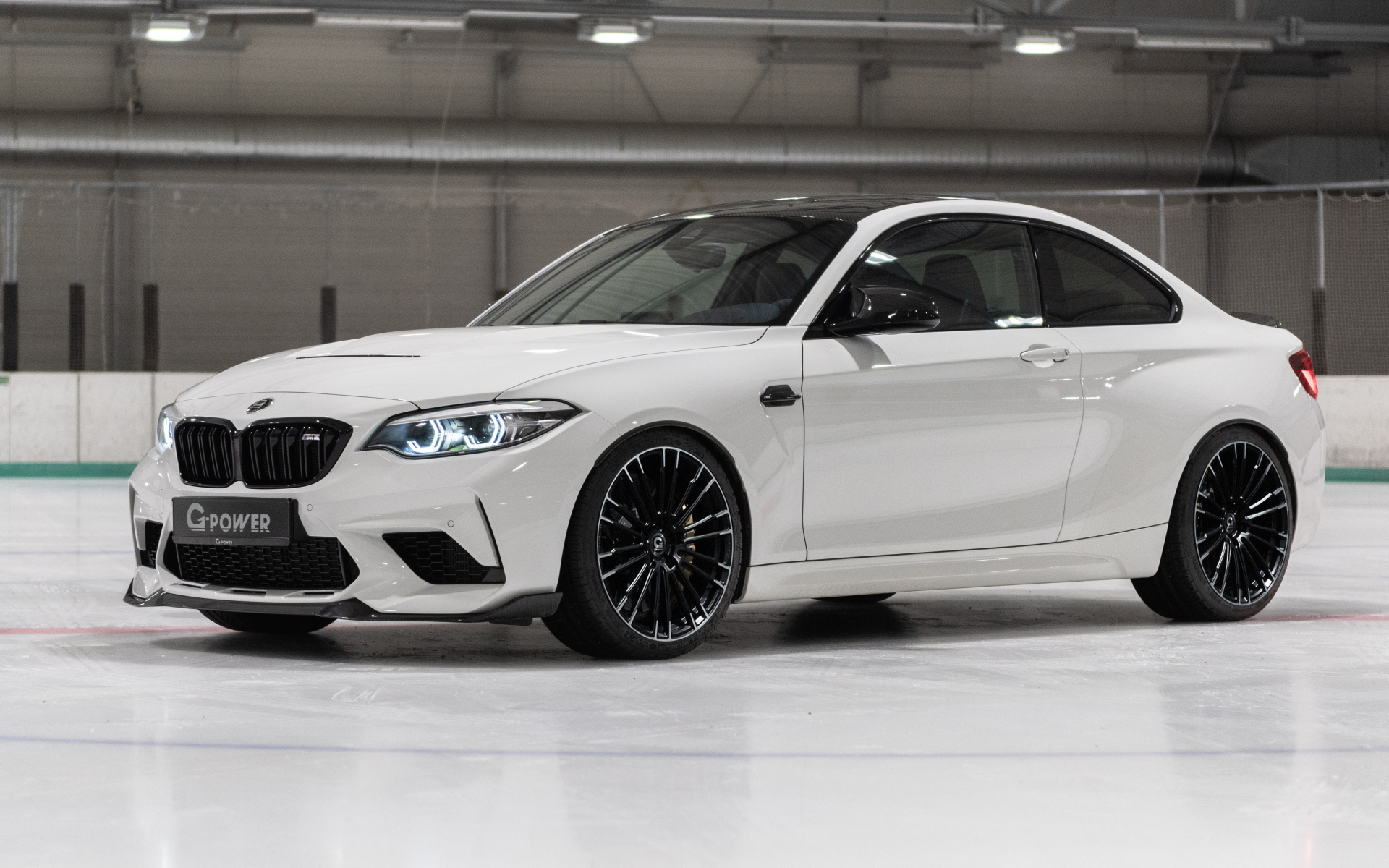 Белый автомобиль G-Power G2M CS Bi-Turbo 2021 года на льду